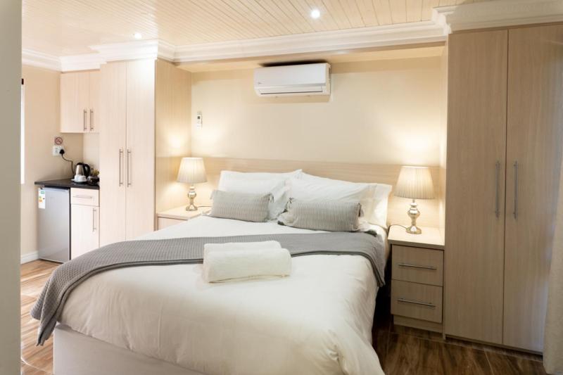 Deluxe King Room - Photo 1
