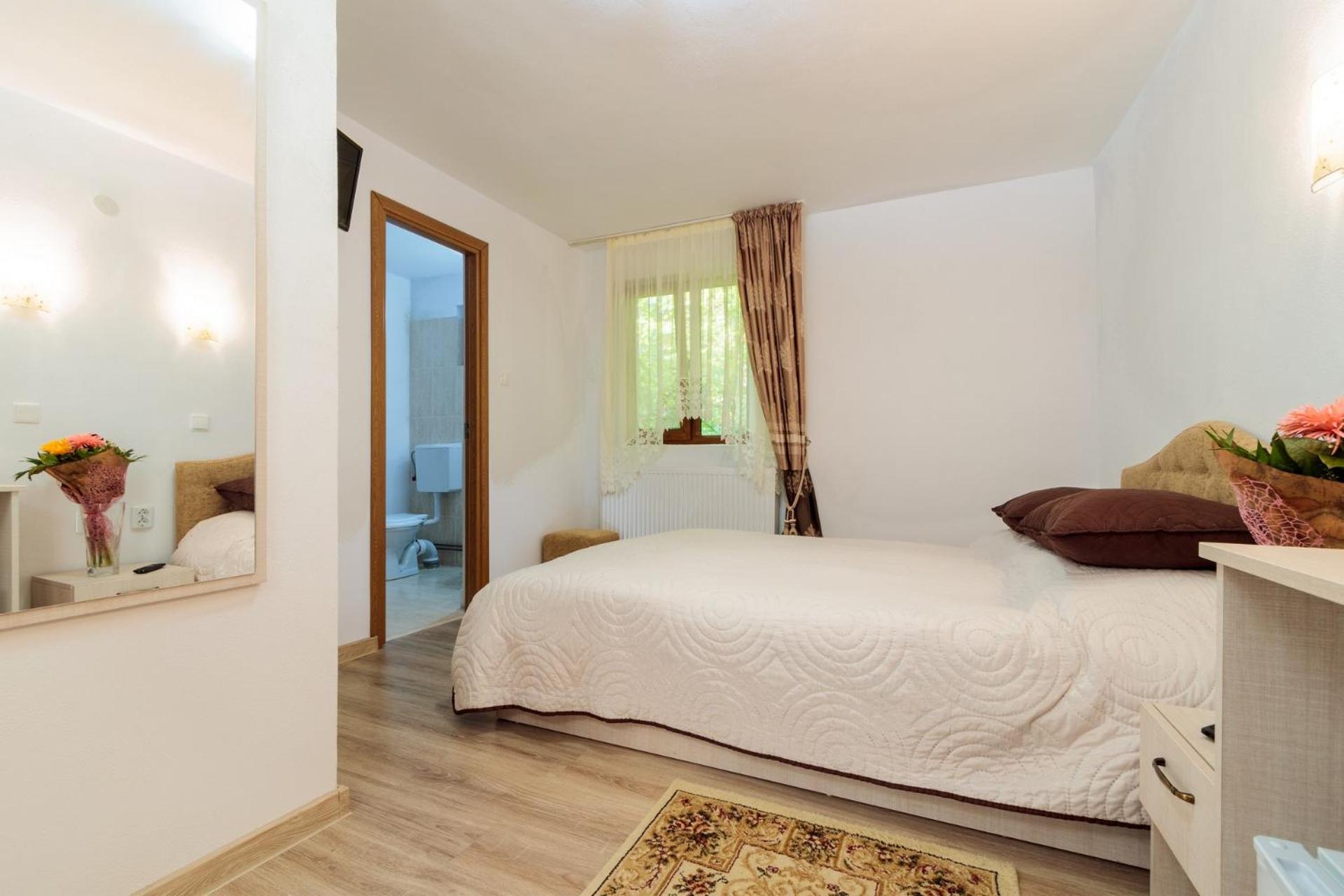 Economy Double Room - Photo 8
