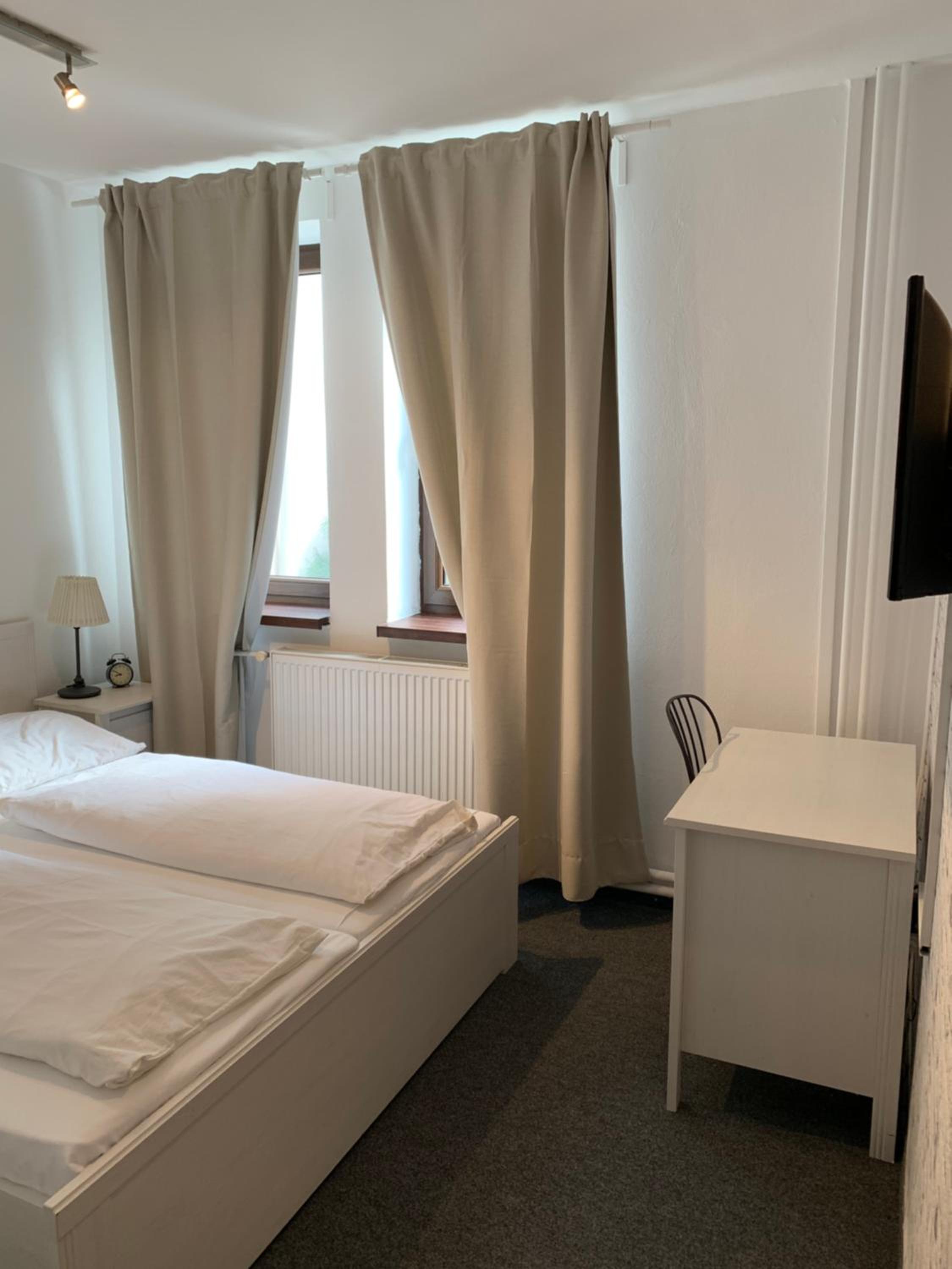 Economy Double Room - Photo 11