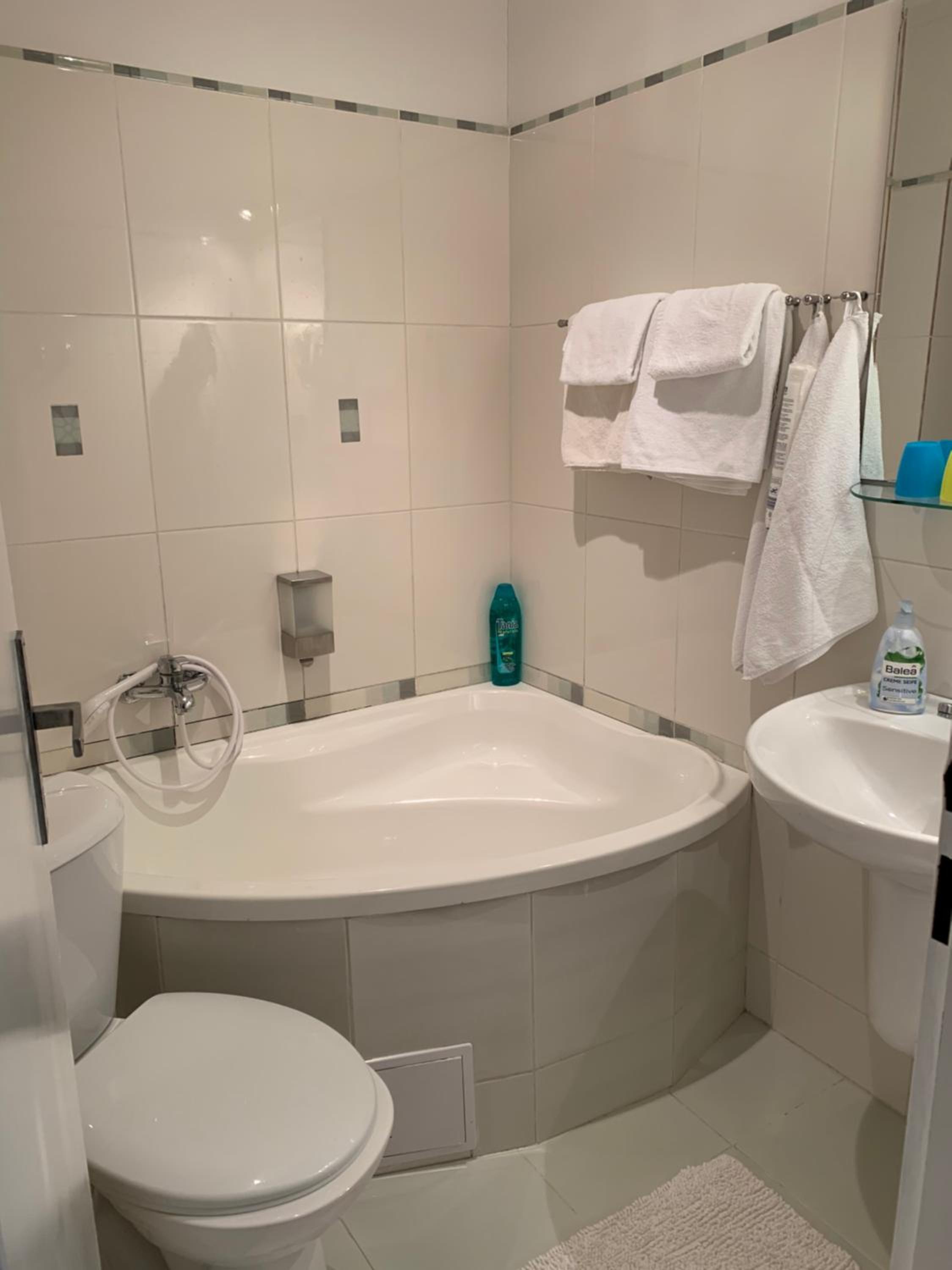 Economy Double Room - Photo 9