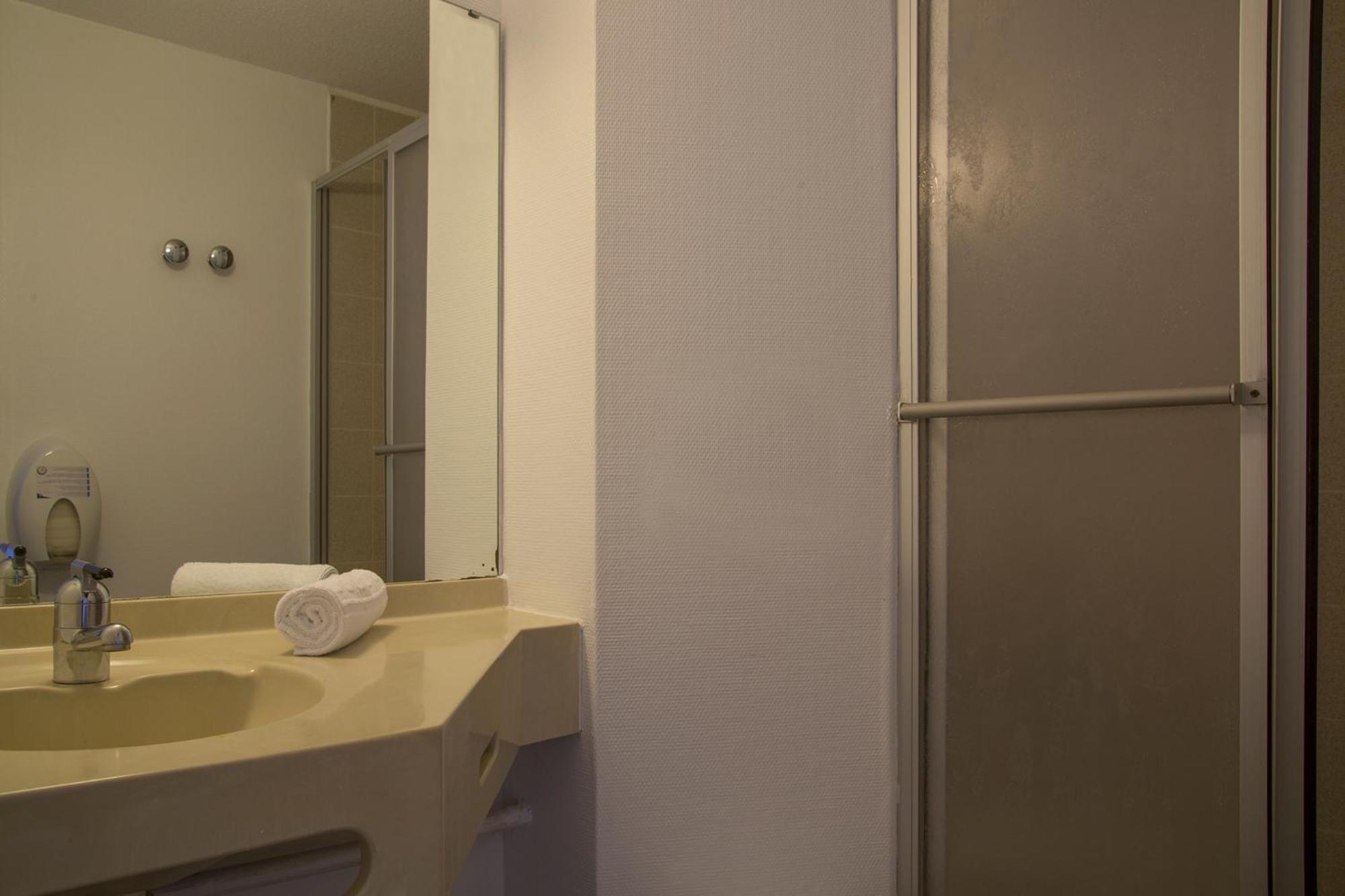 Double or Twin Room - Photo 11
