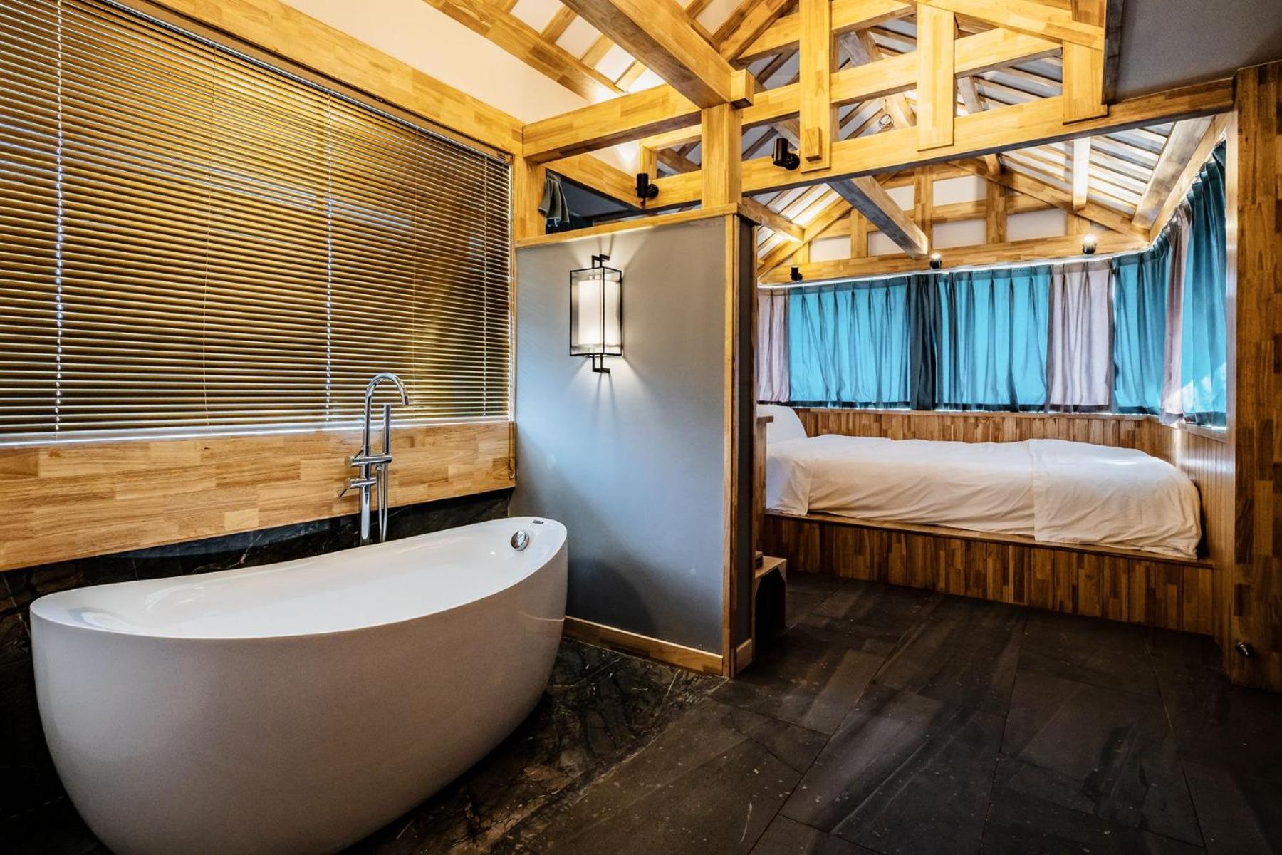Deluxe Double Room with Bath photo 3