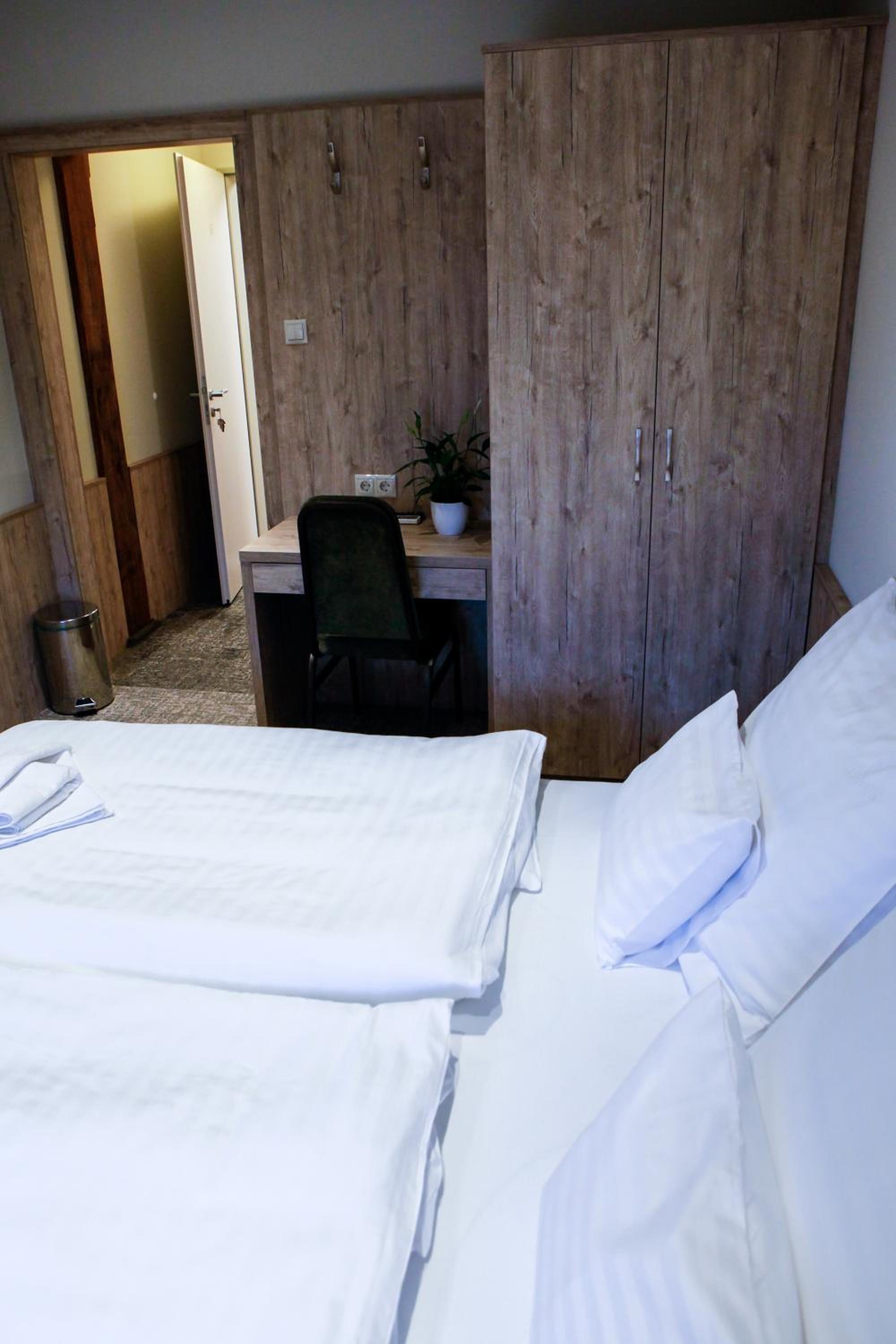 Standard Double Room - Photo 3