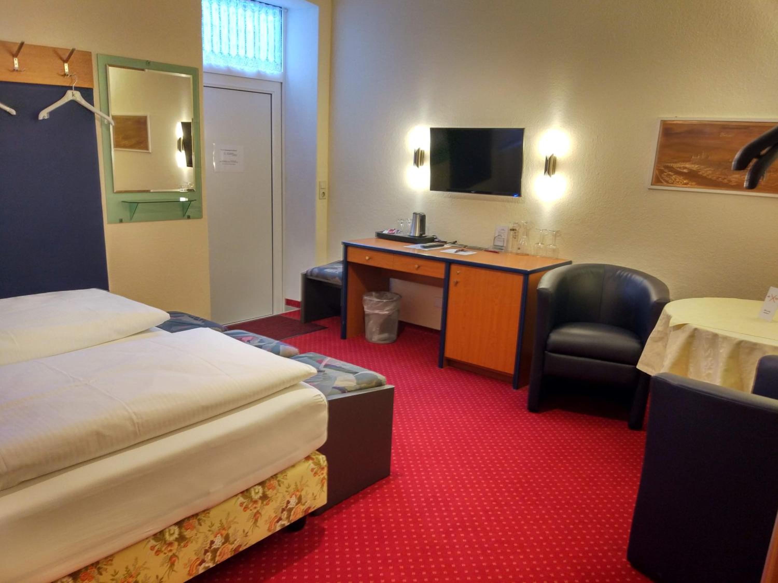 Double Room with Private Bathroom - Photo 9