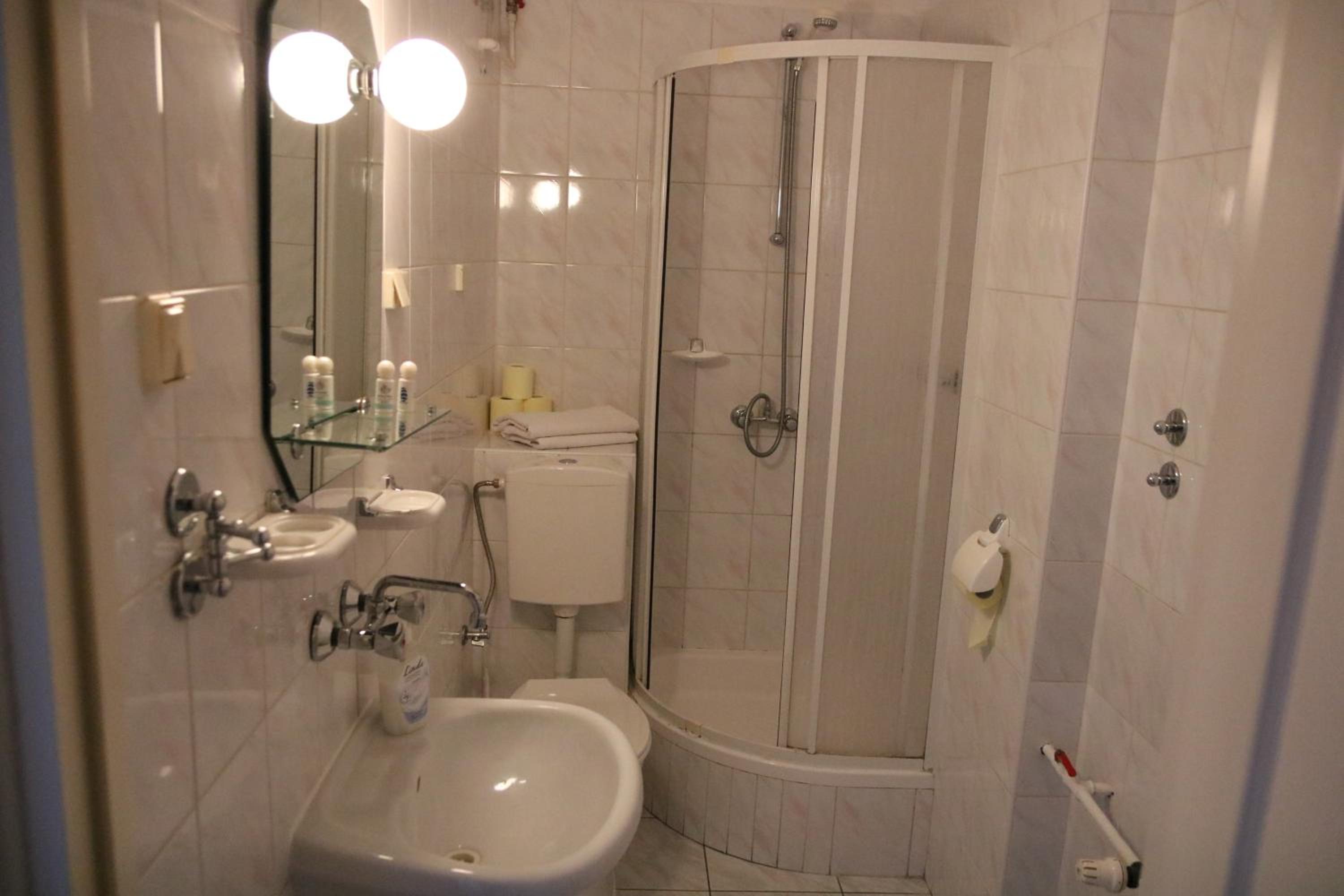 Double Room with Balcony - Photo 4