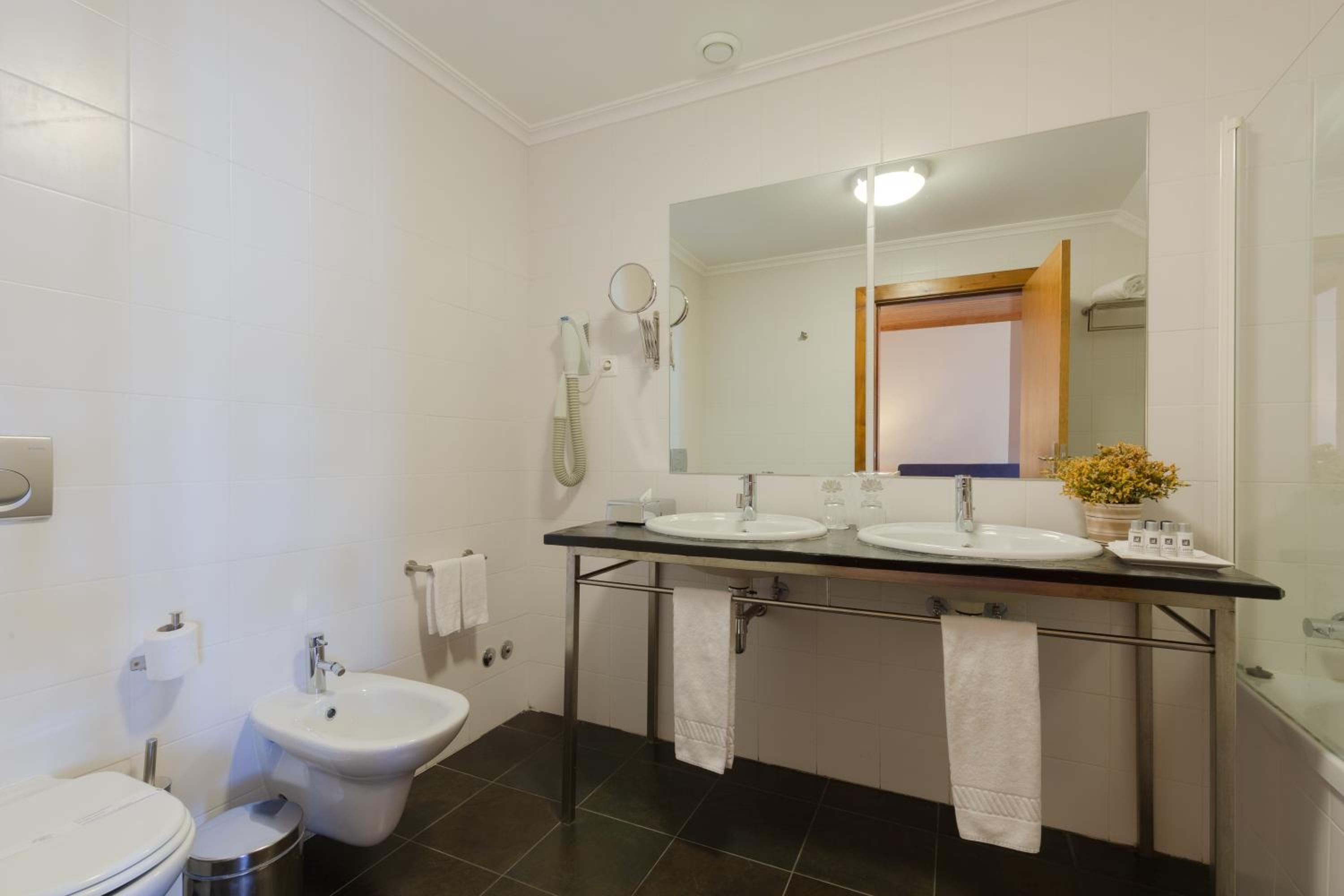 Superior Double or Twin Room (2 Adults + 1 Child) with Panoramic View - Photo 10