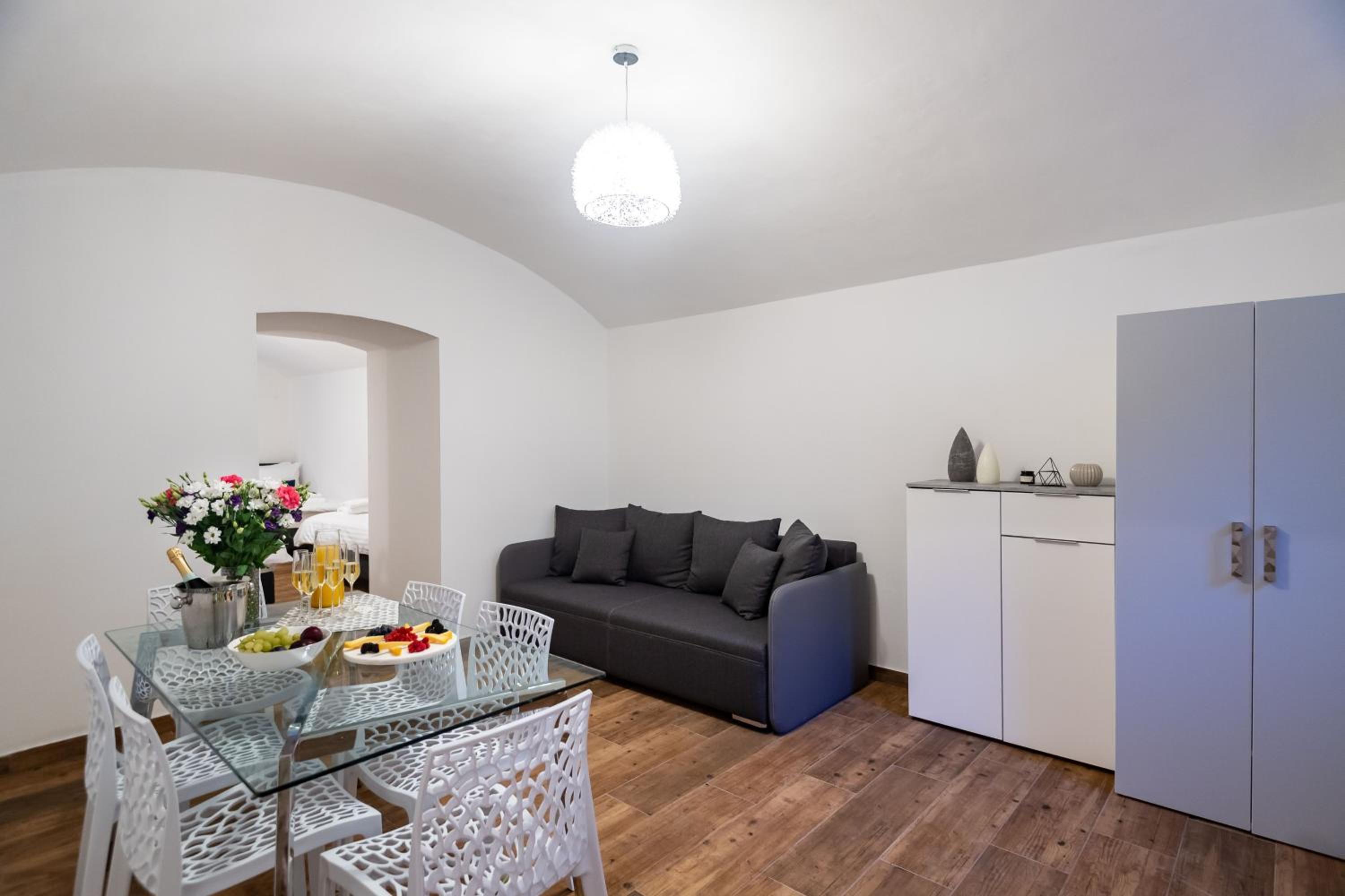 Basement One-Bedroom Apartment thumbnail 5