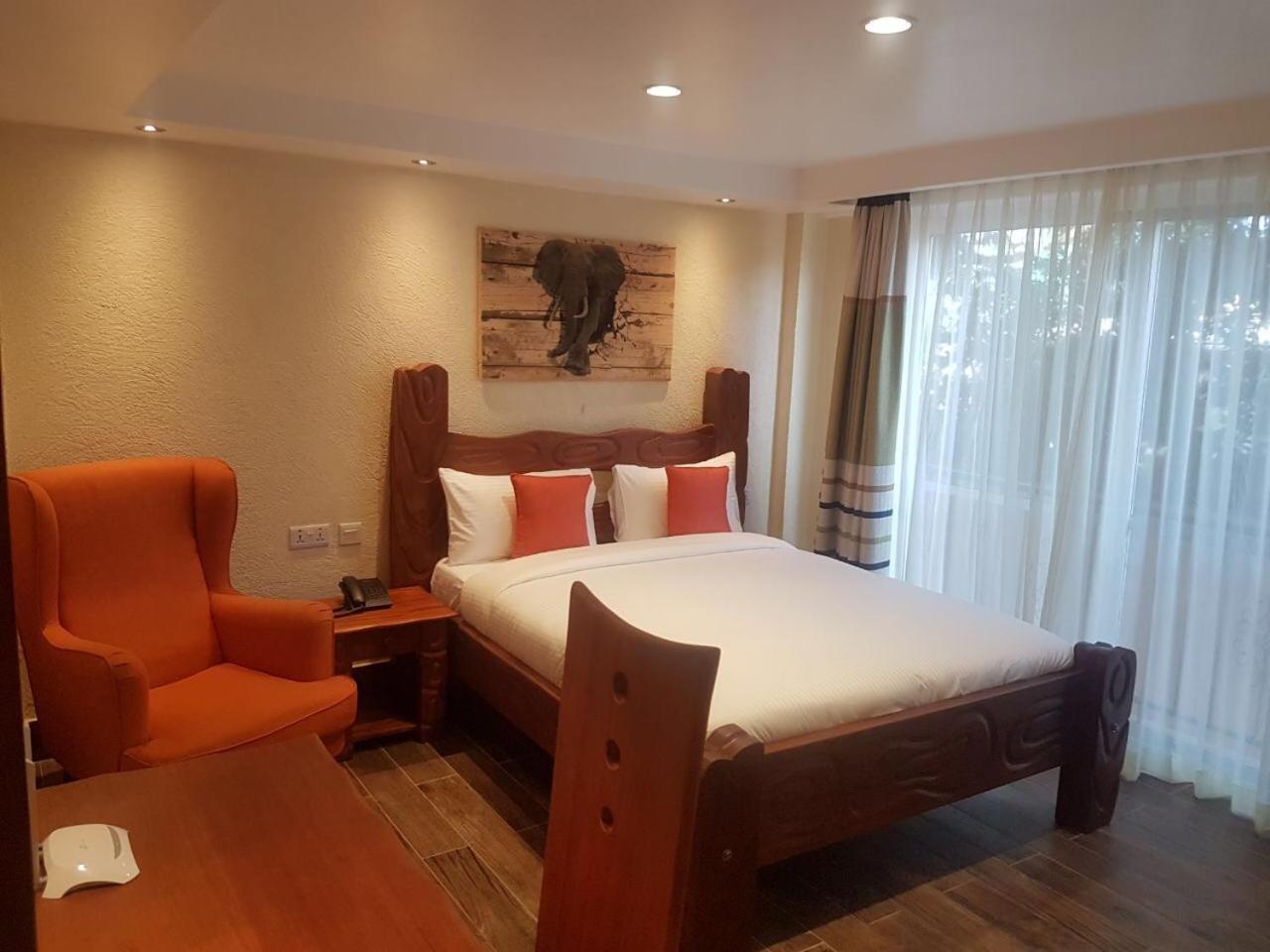 CLUB ROOM WITH AC - Photo 4