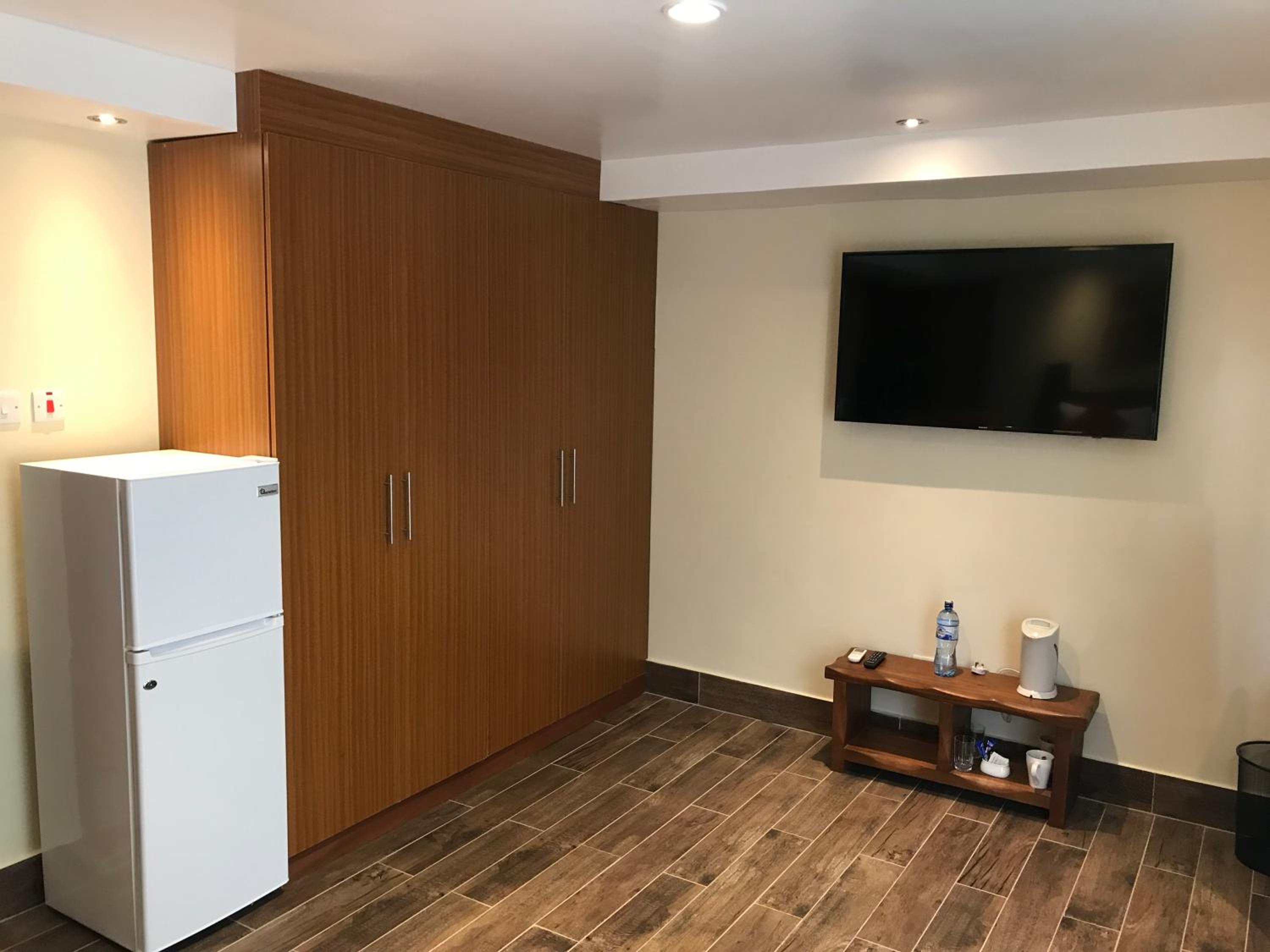 CLUB ROOM WITH AC - Photo 3