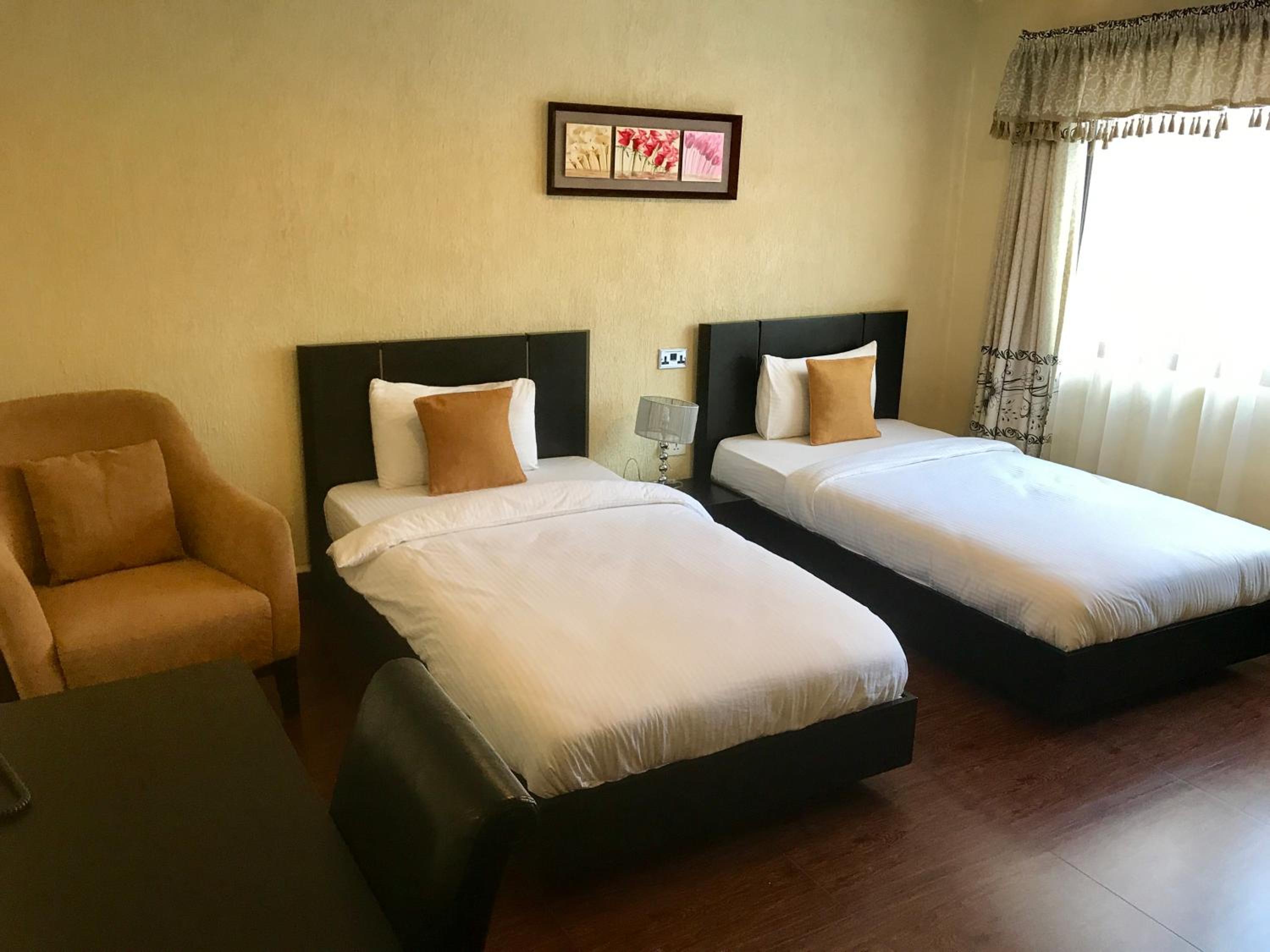 DOUBLE/TWIN ROOM WITH FAN - Photo 3