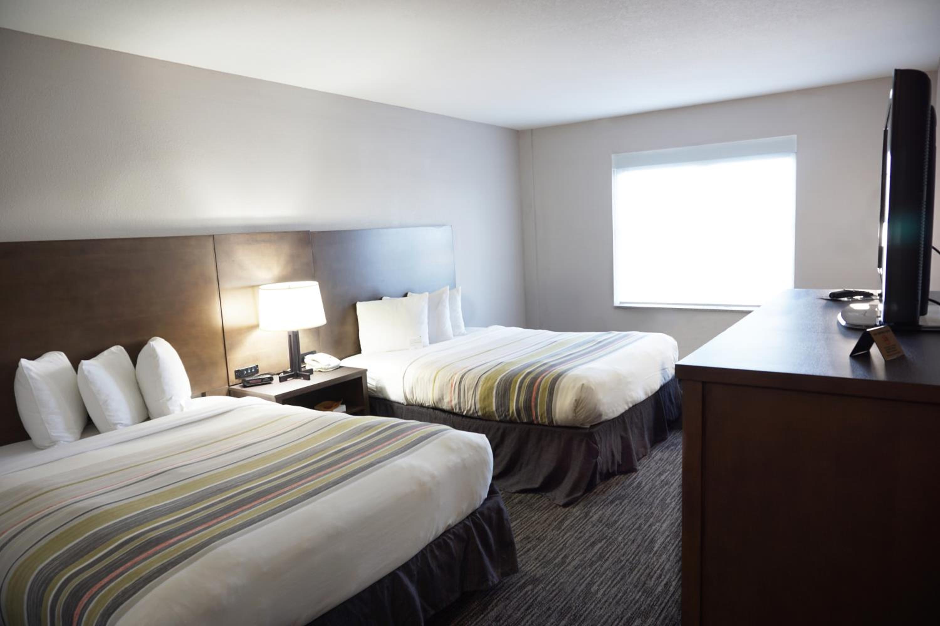 Executive Premium Suite with Two Queen Beds - Non-Smoking - Photo 2