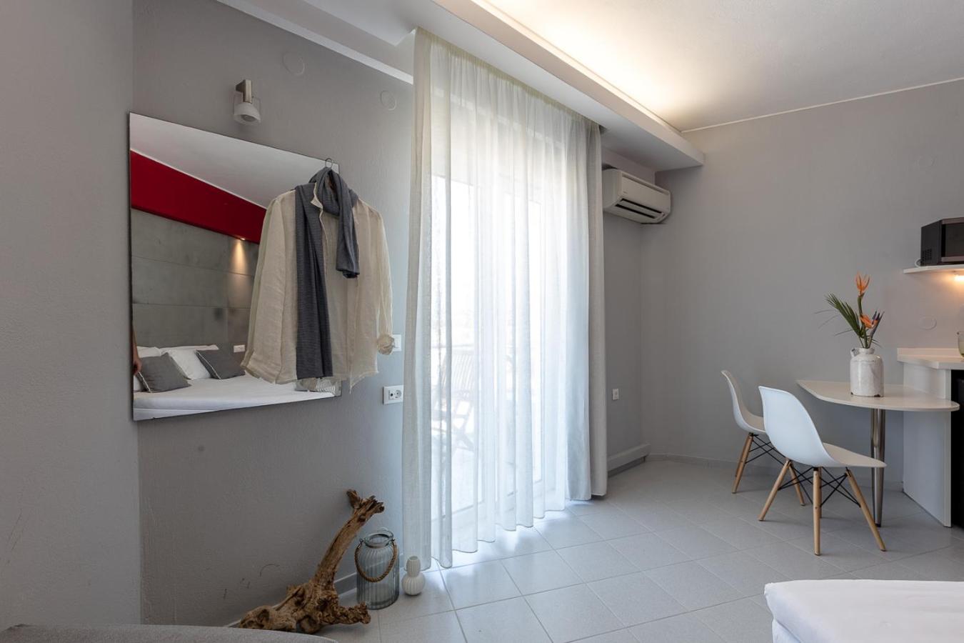 Studio with Sea View (3 Adults) - Photo 7