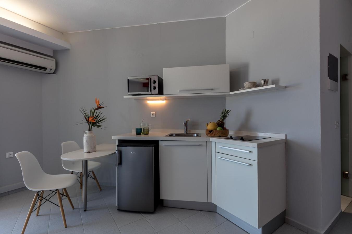 Studio with Sea View (3 Adults) - Photo 8