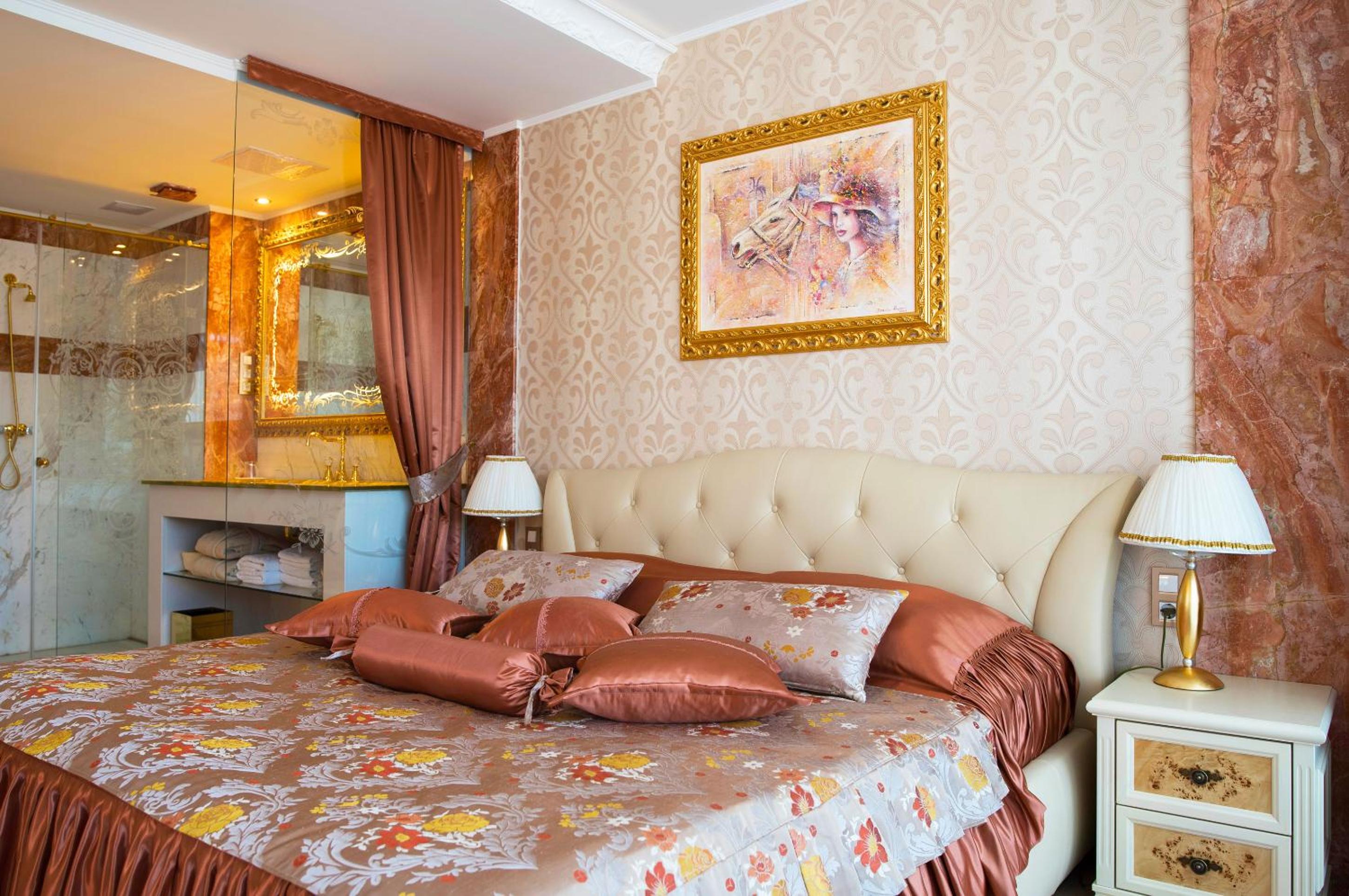 Queen Suite with Hot Tub - Photo 1