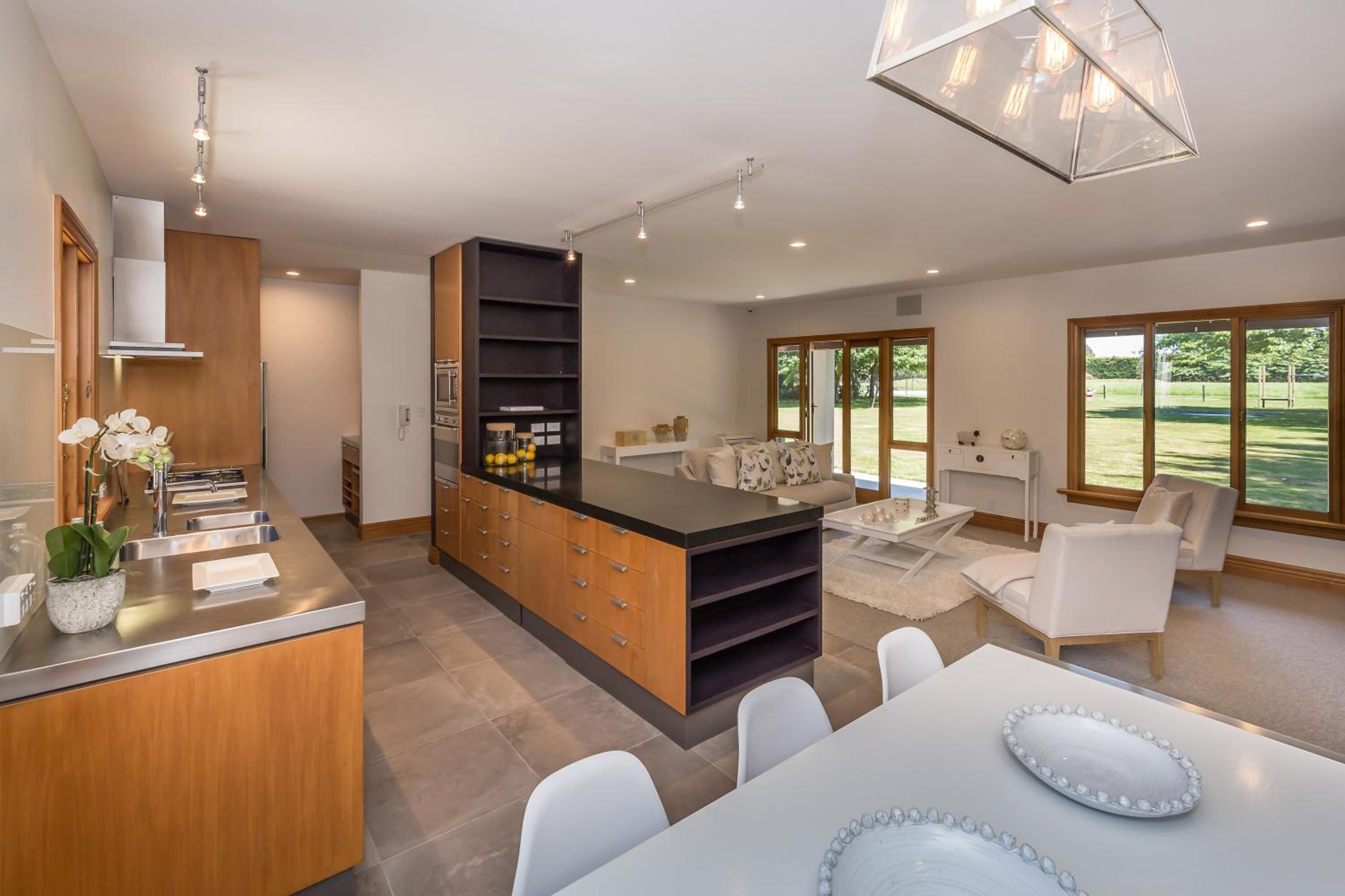 Five-Bedroom House - Photo 39