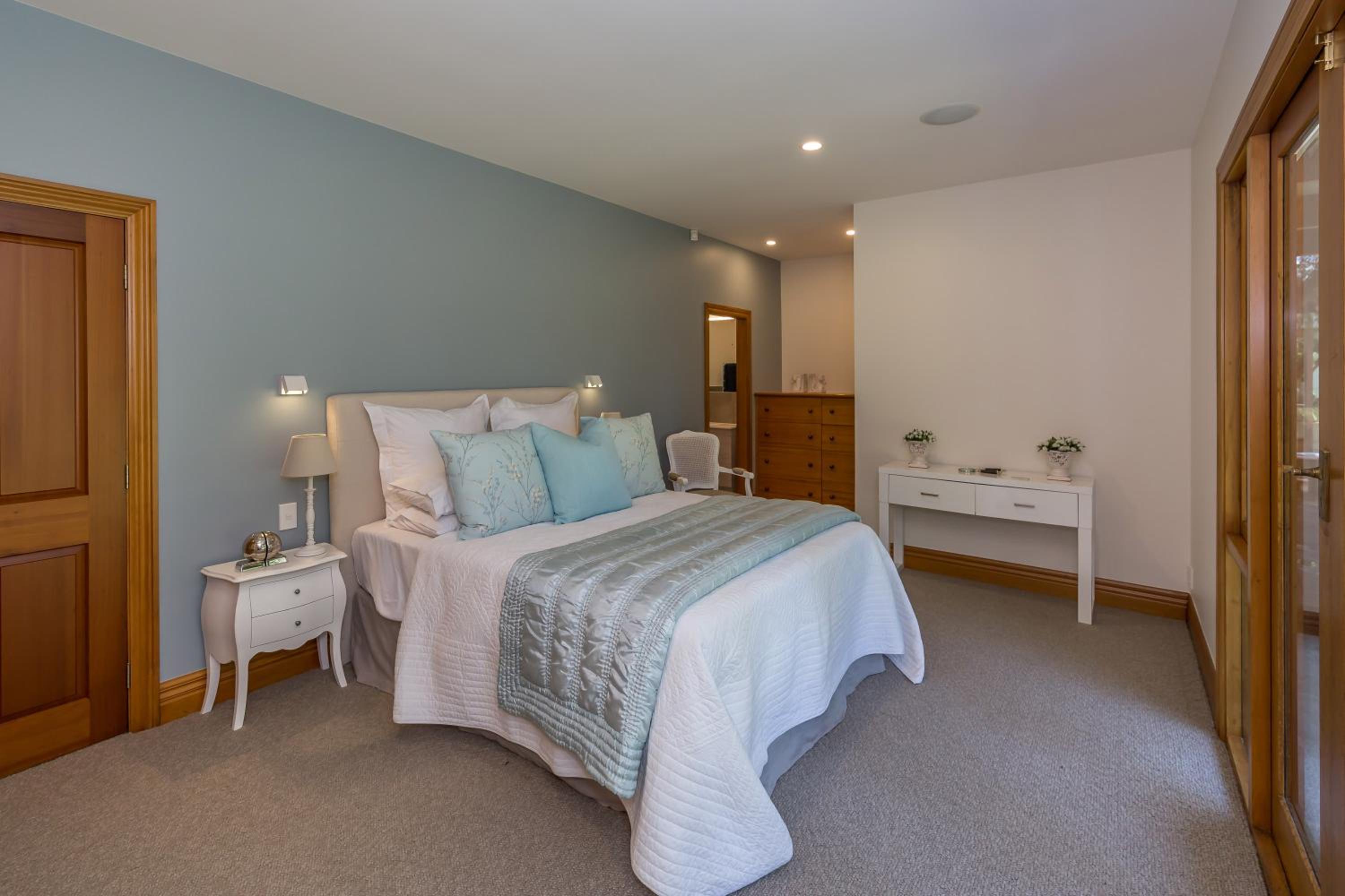 Five-Bedroom House - Photo 1