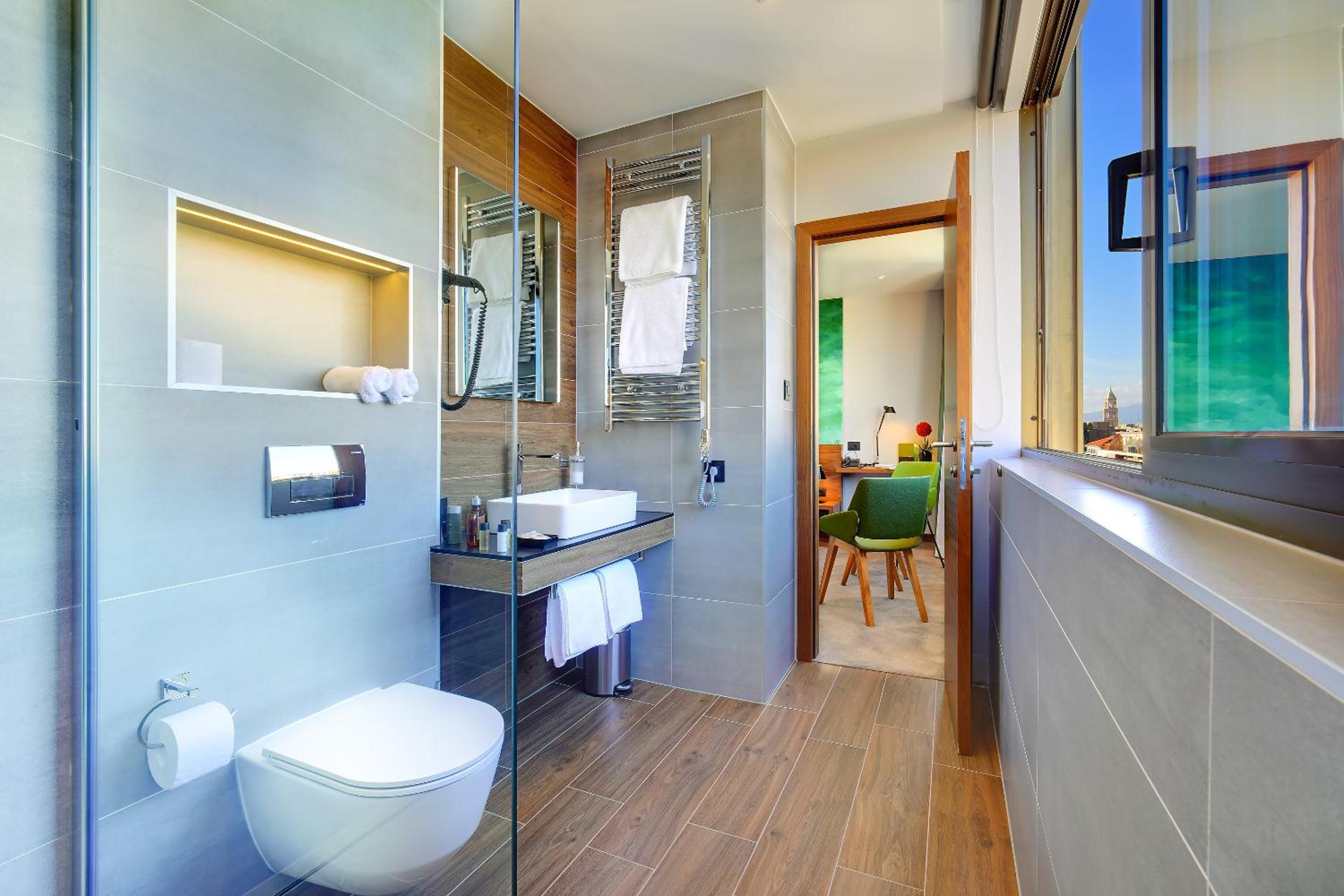 Deluxe Double or Twin Room with City View - Photo 13