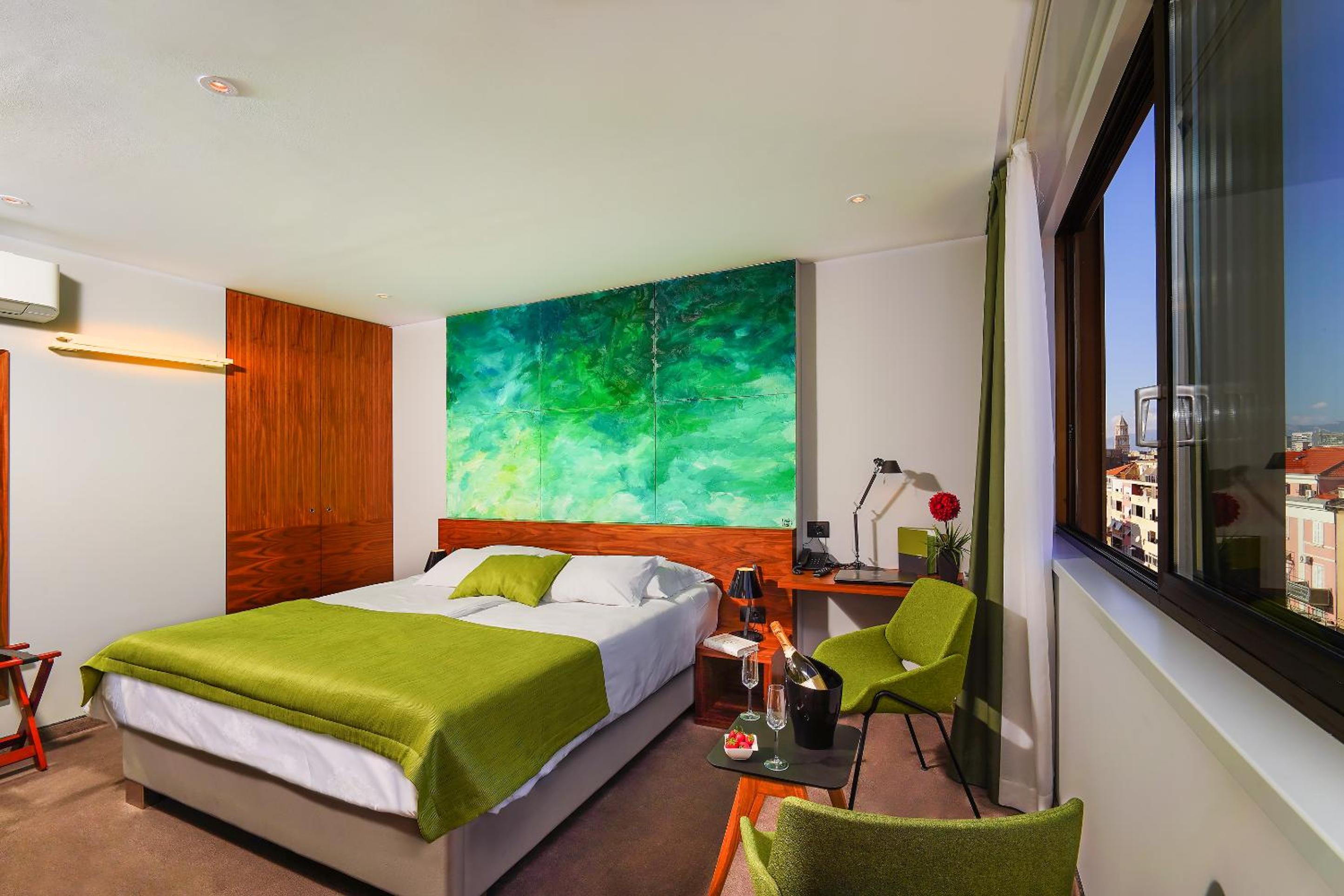Deluxe Double or Twin Room with City View - Photo 9