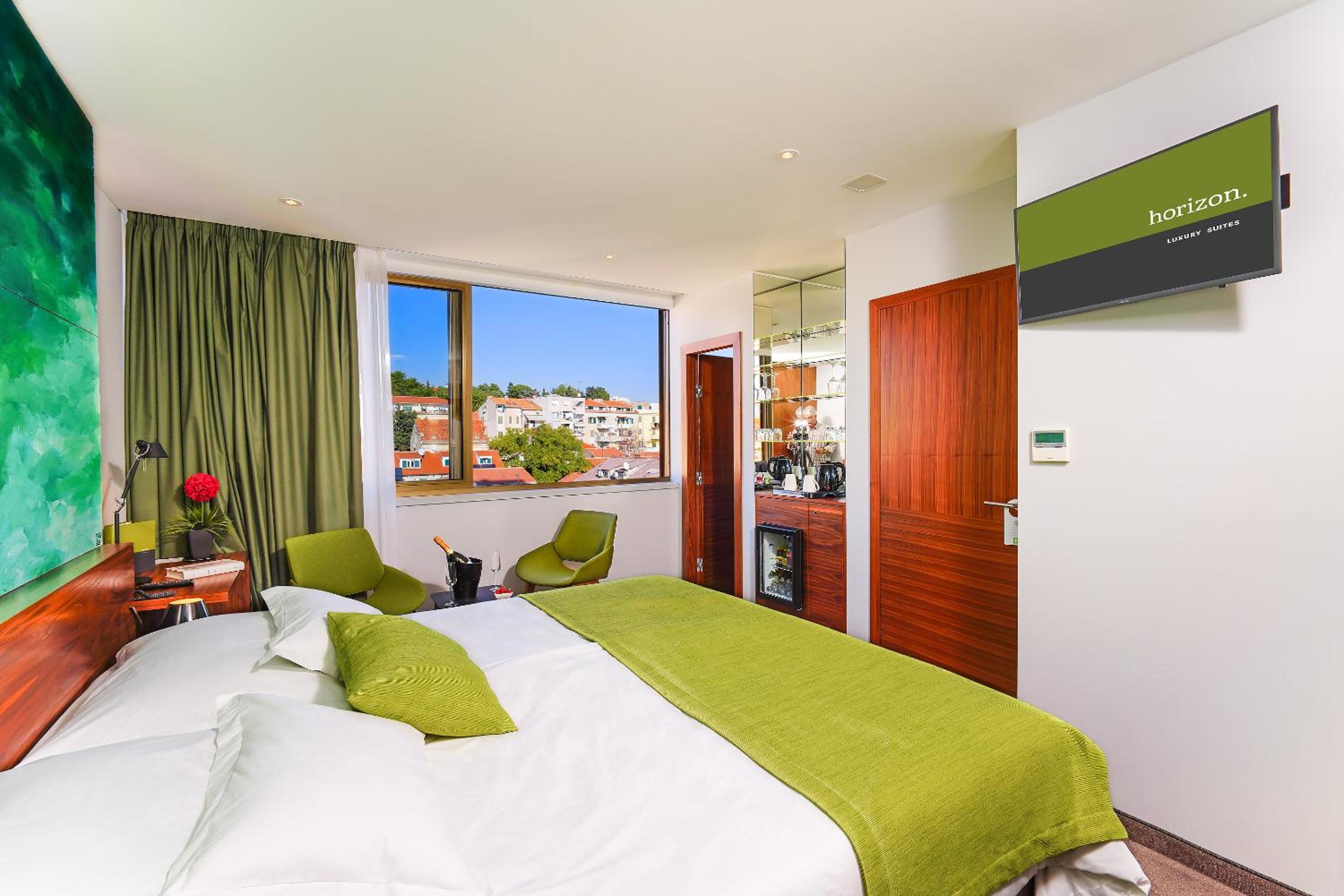 Deluxe Double or Twin Room with City View - Photo 7
