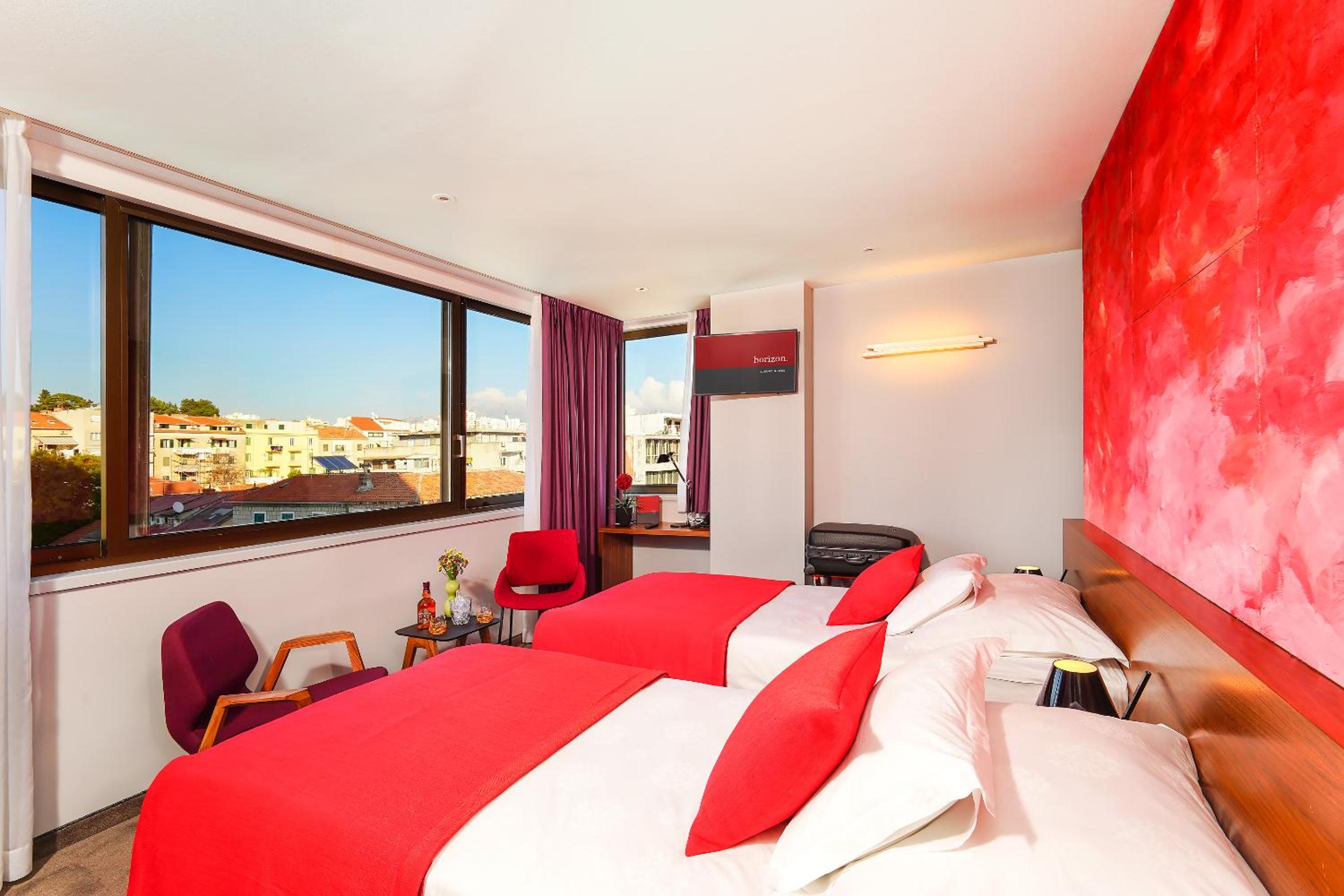 Deluxe Double or Twin Room with City View - Photo 8