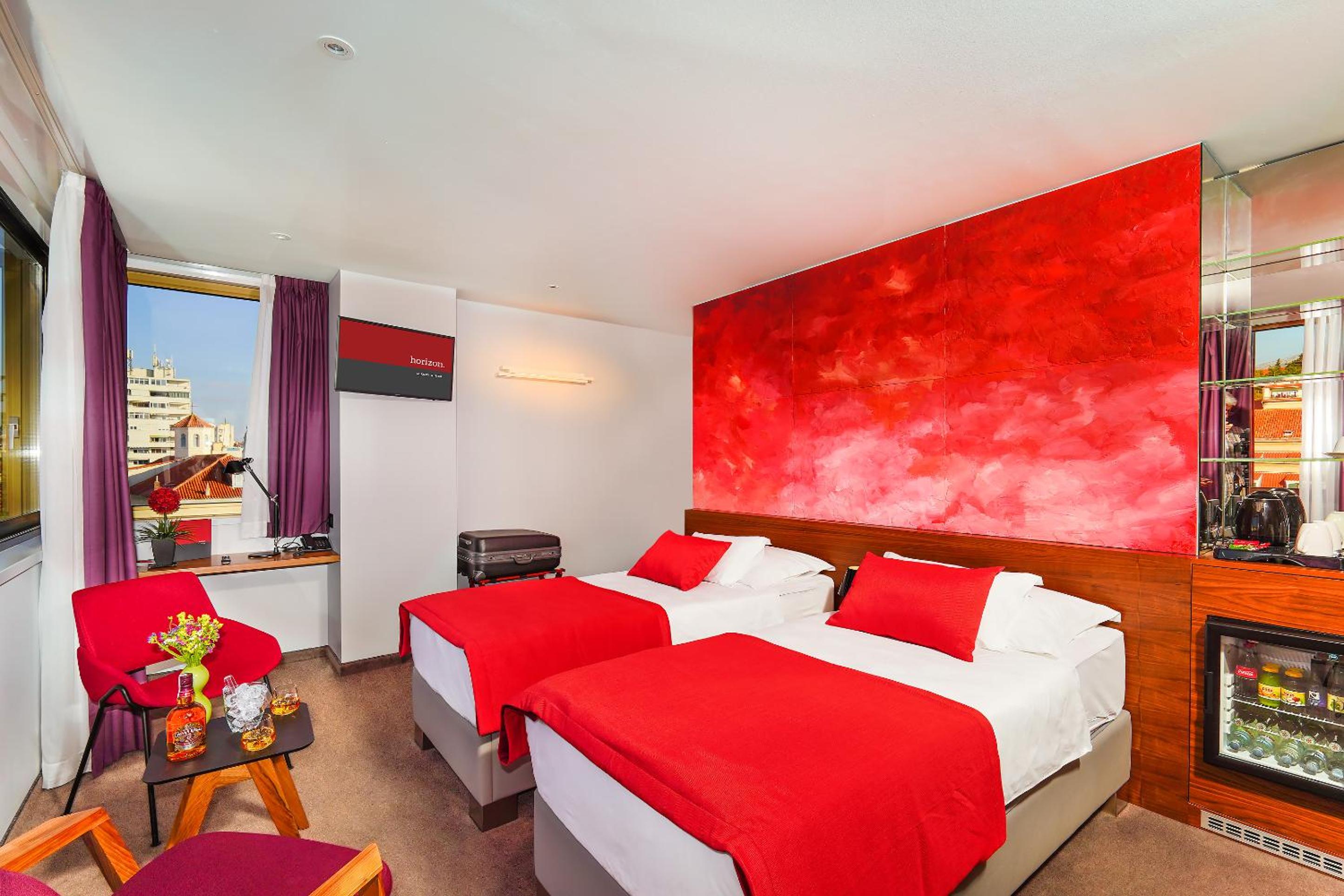 Deluxe Double or Twin Room with City View - Photo 10
