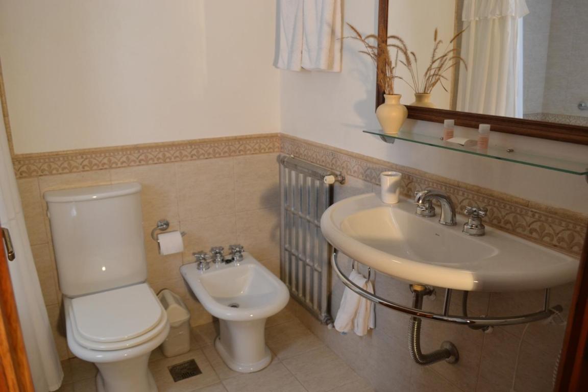 Queen Suite with Spa Bath photo 3