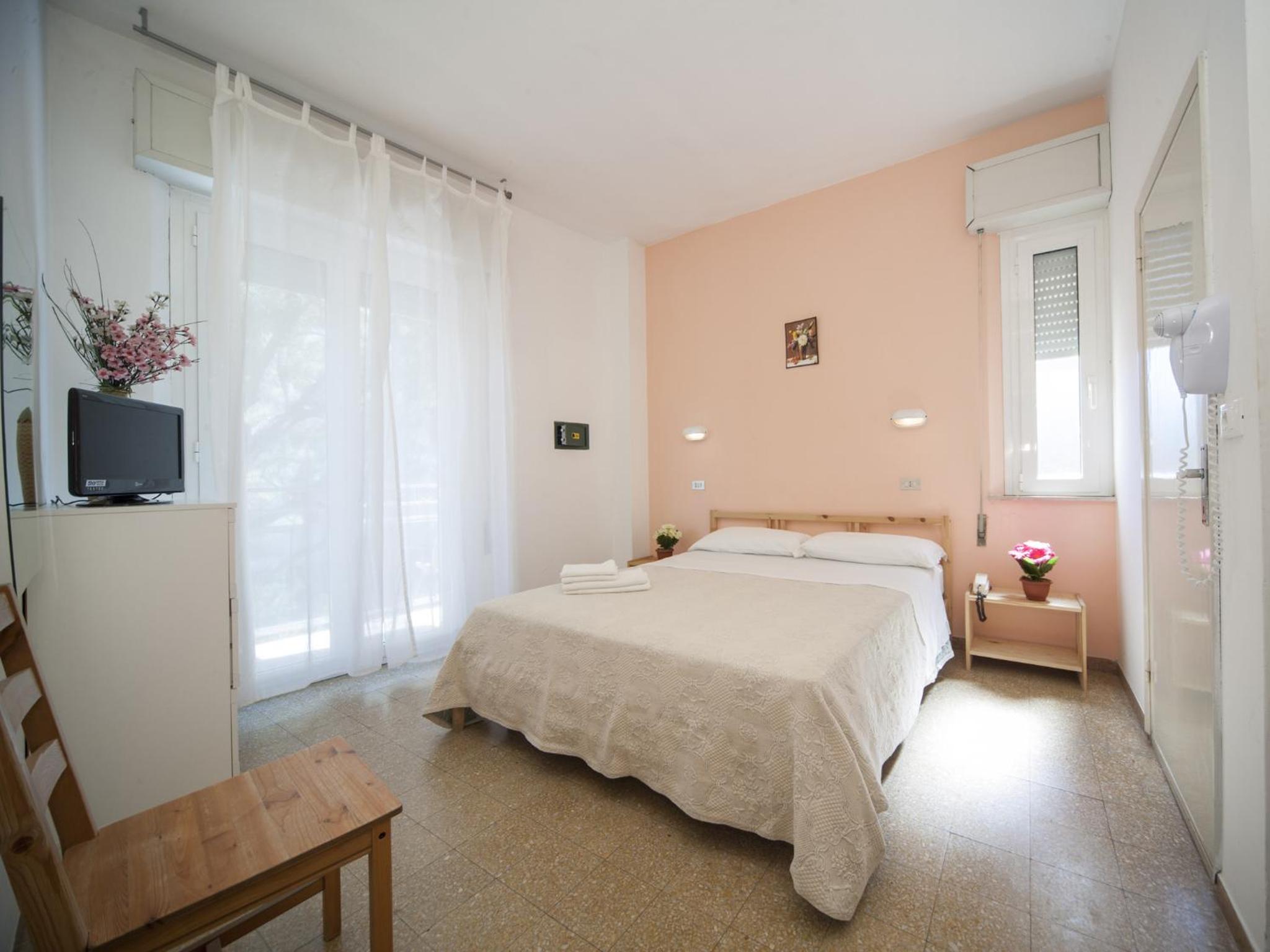Double Room with Balcony - Photo 2
