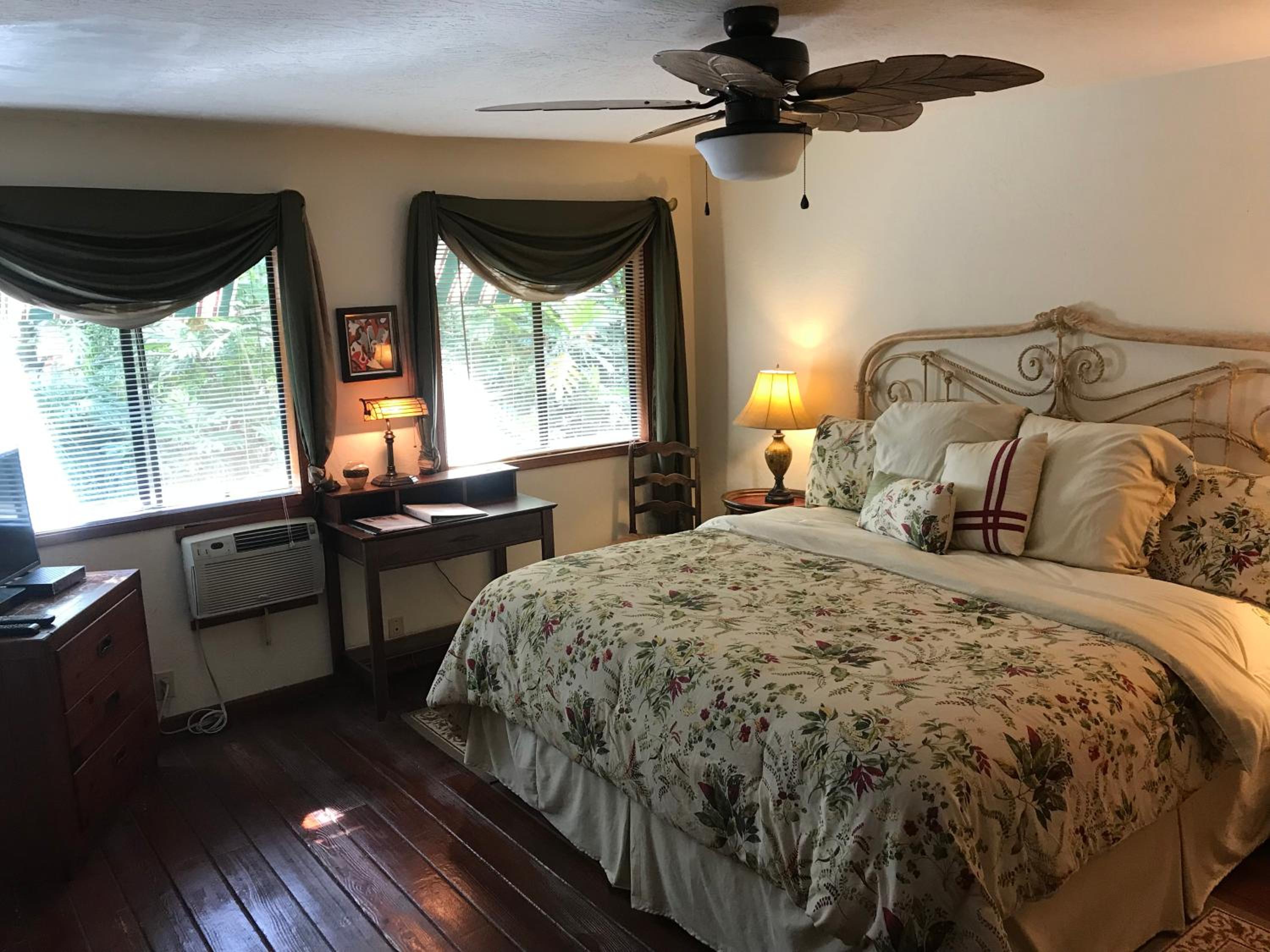 Standard King Room photo 3