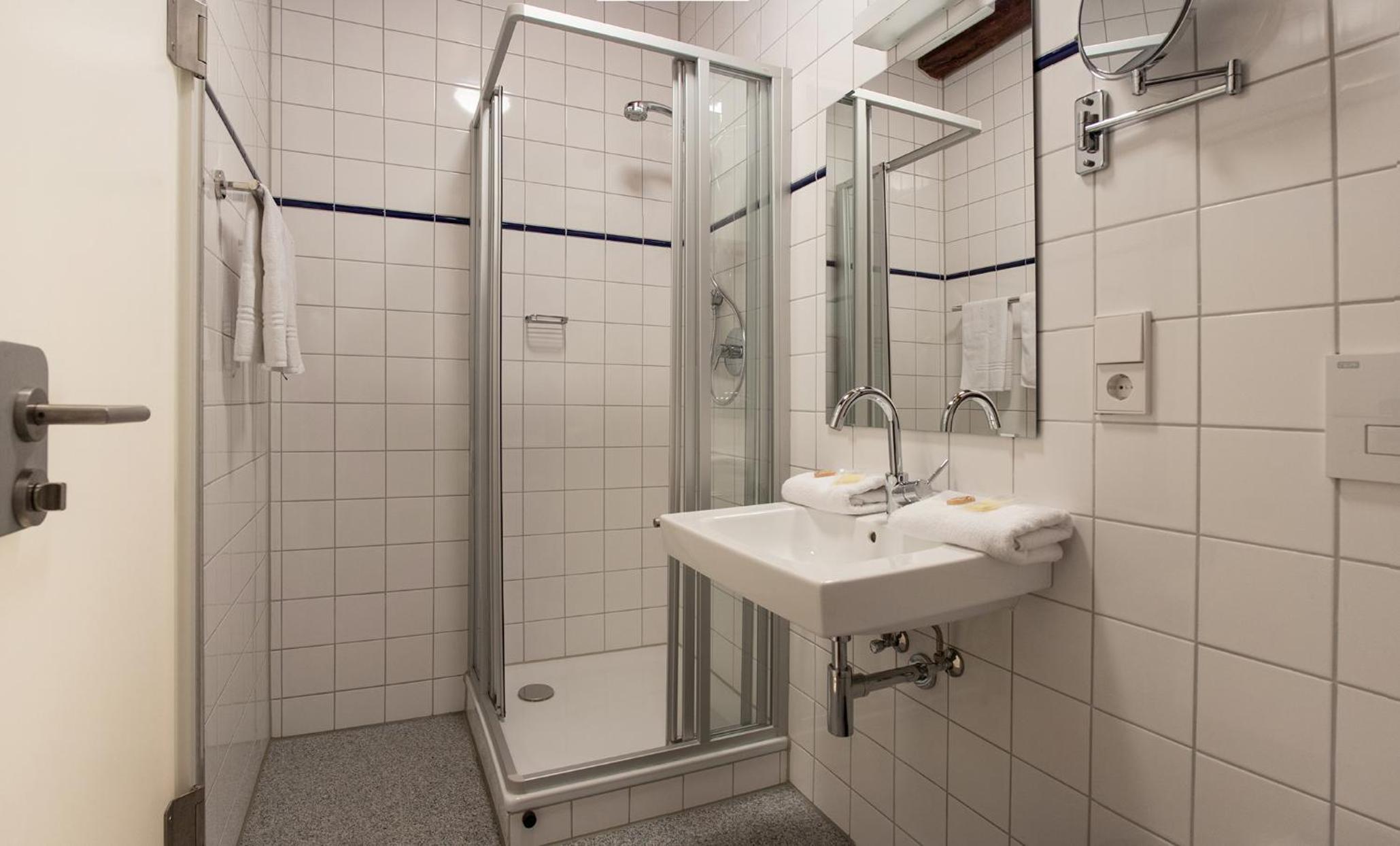 Double or Twin Room with Bathroom - Photo 3