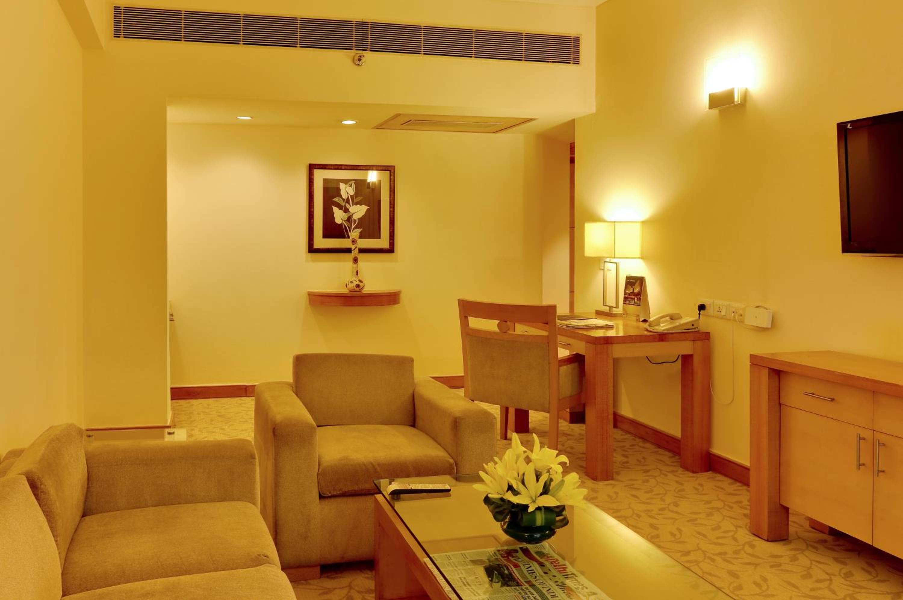 Executive Suite with complimentary breakfast, 15% Discount on F&B ,3 pints of beer at Atrium Bar, One way Airport Transfer - Photo 9