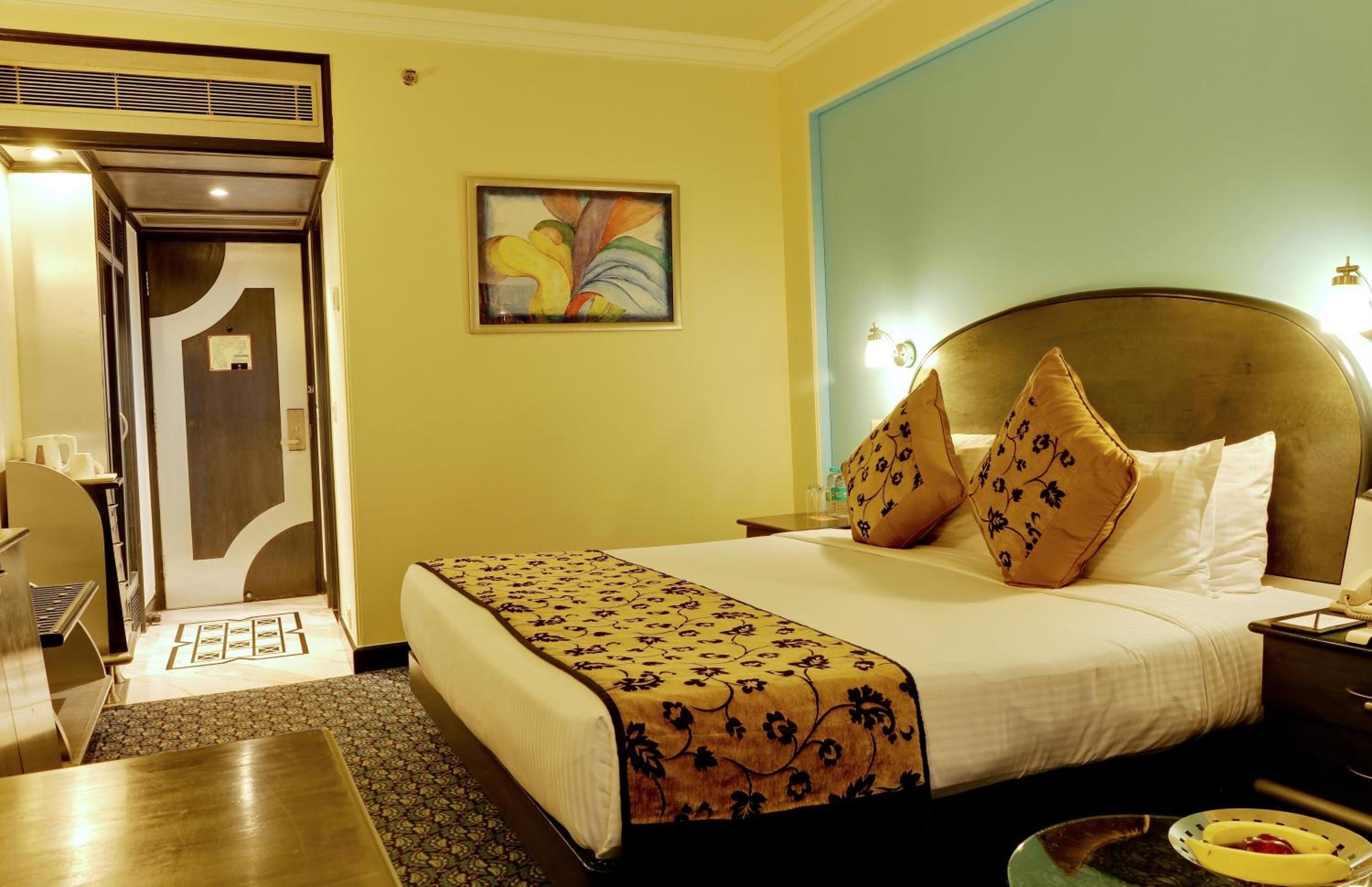 Club Room with complimentary breakfast, 15% Discount on F&B  - Photo 5