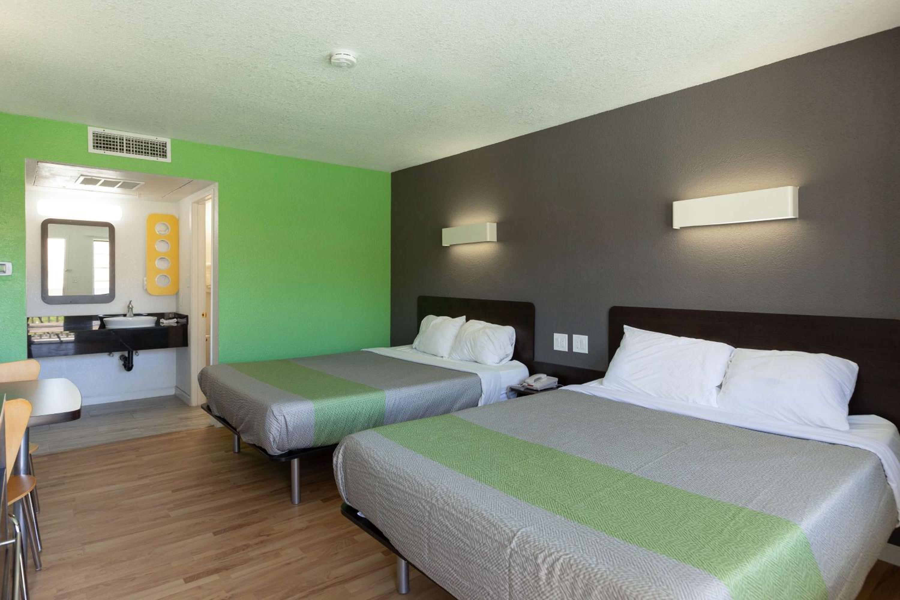 Deluxe Queen Suite - Non-Smoking - Photo 3