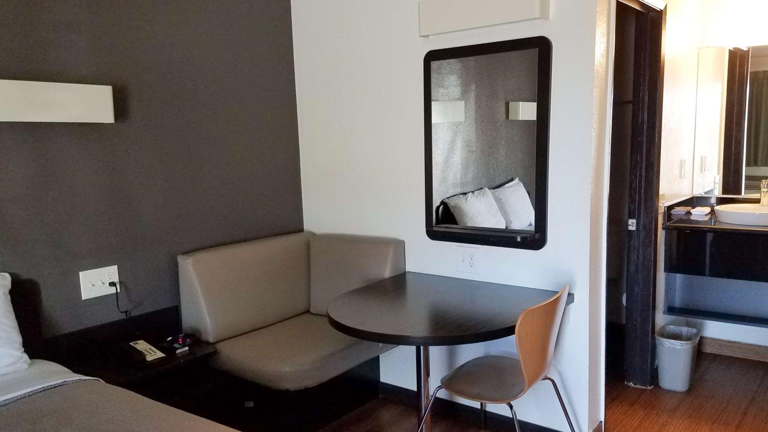 Queen Room - Non-Smoking - Photo 1