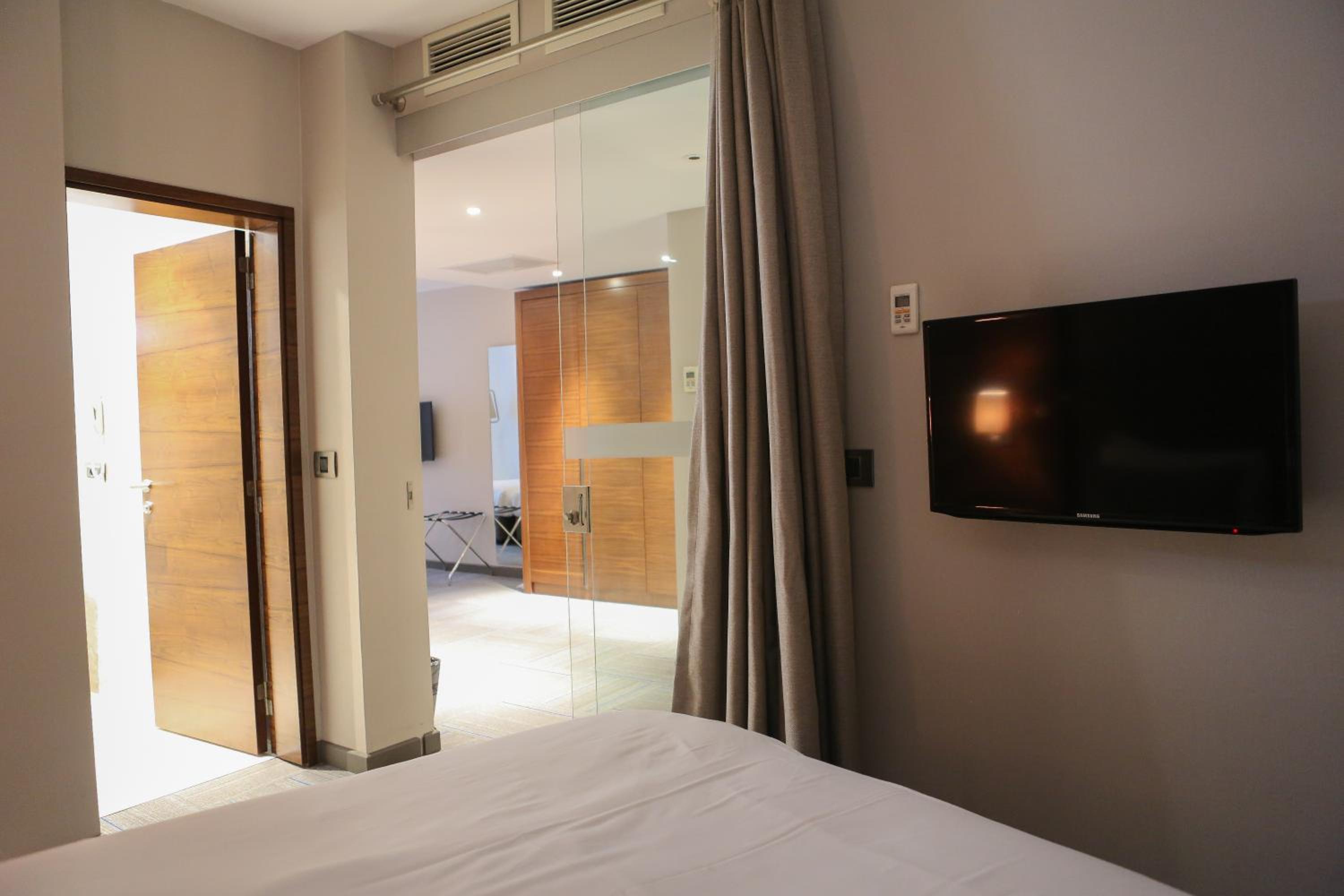 Corner Deluxe Room thumbnail 5