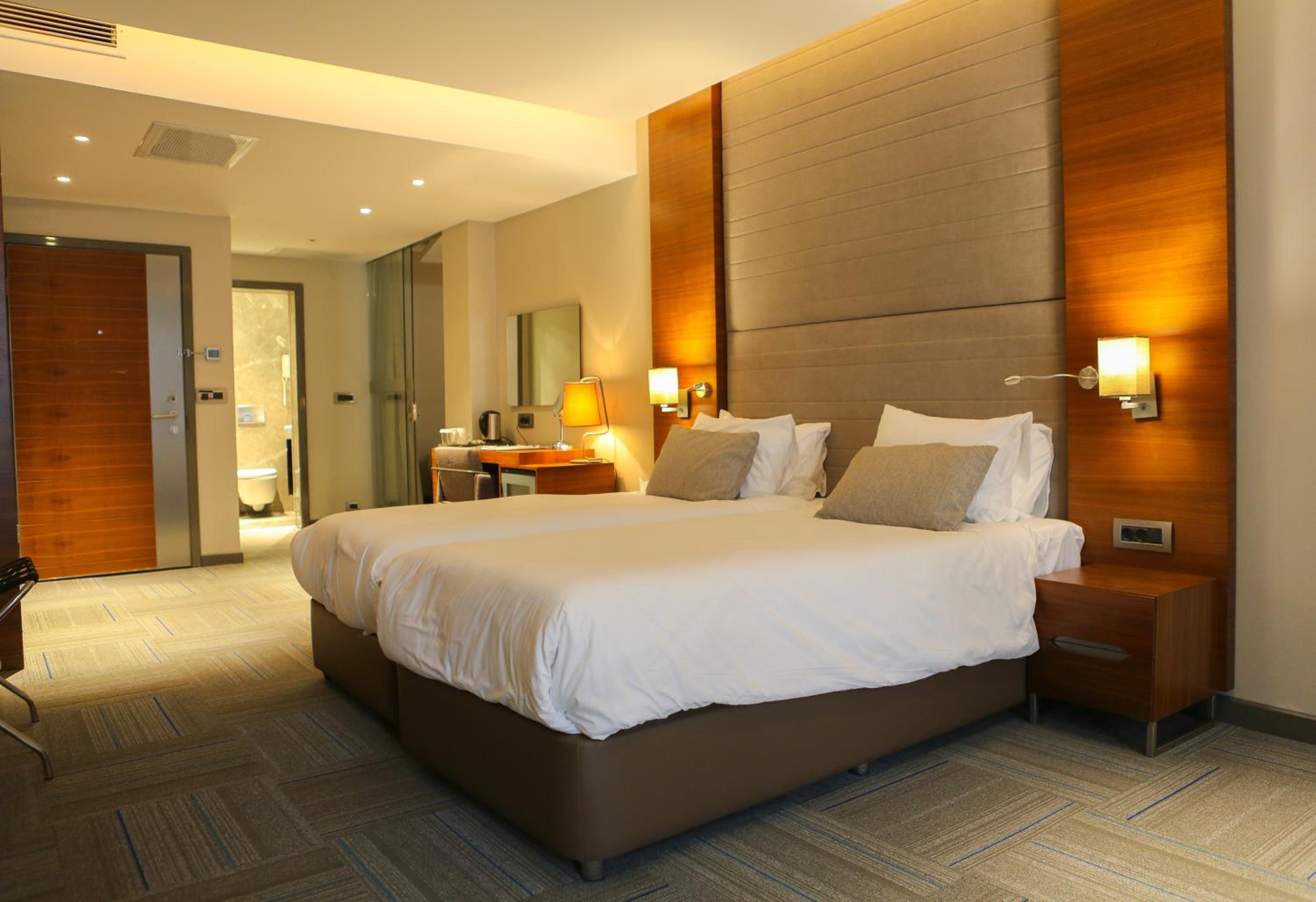 Corner Deluxe Room