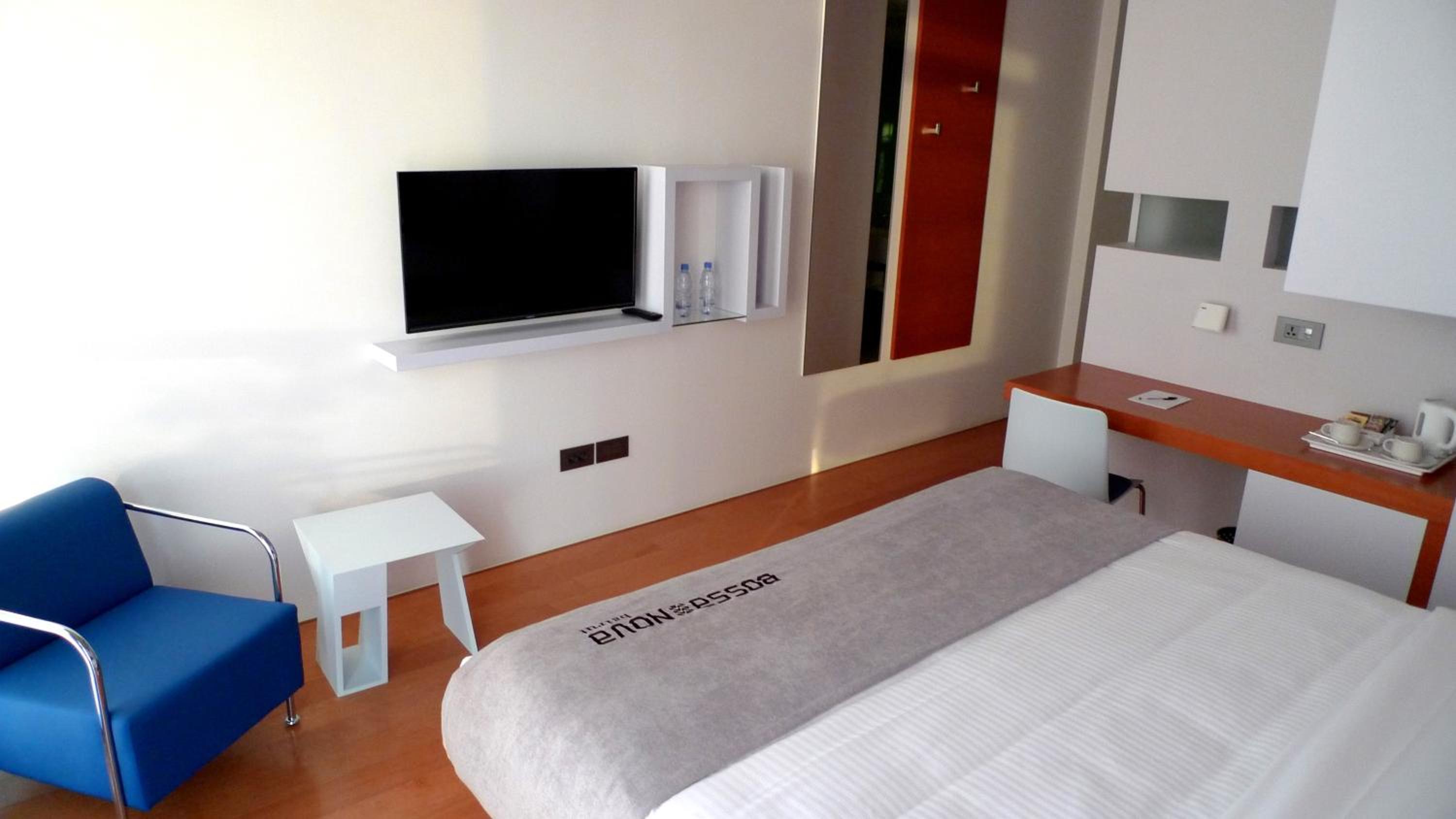 Deluxe King Room - Photo 10