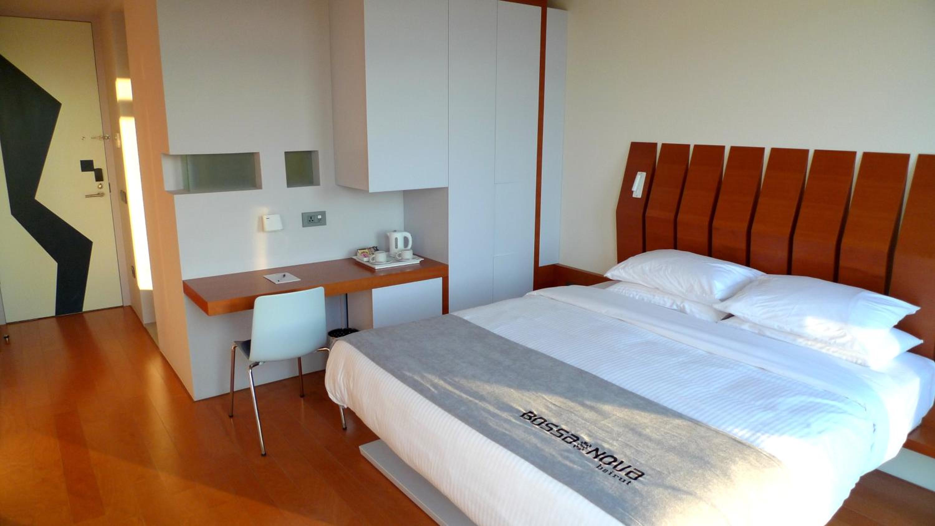 Deluxe King Room - Photo 11