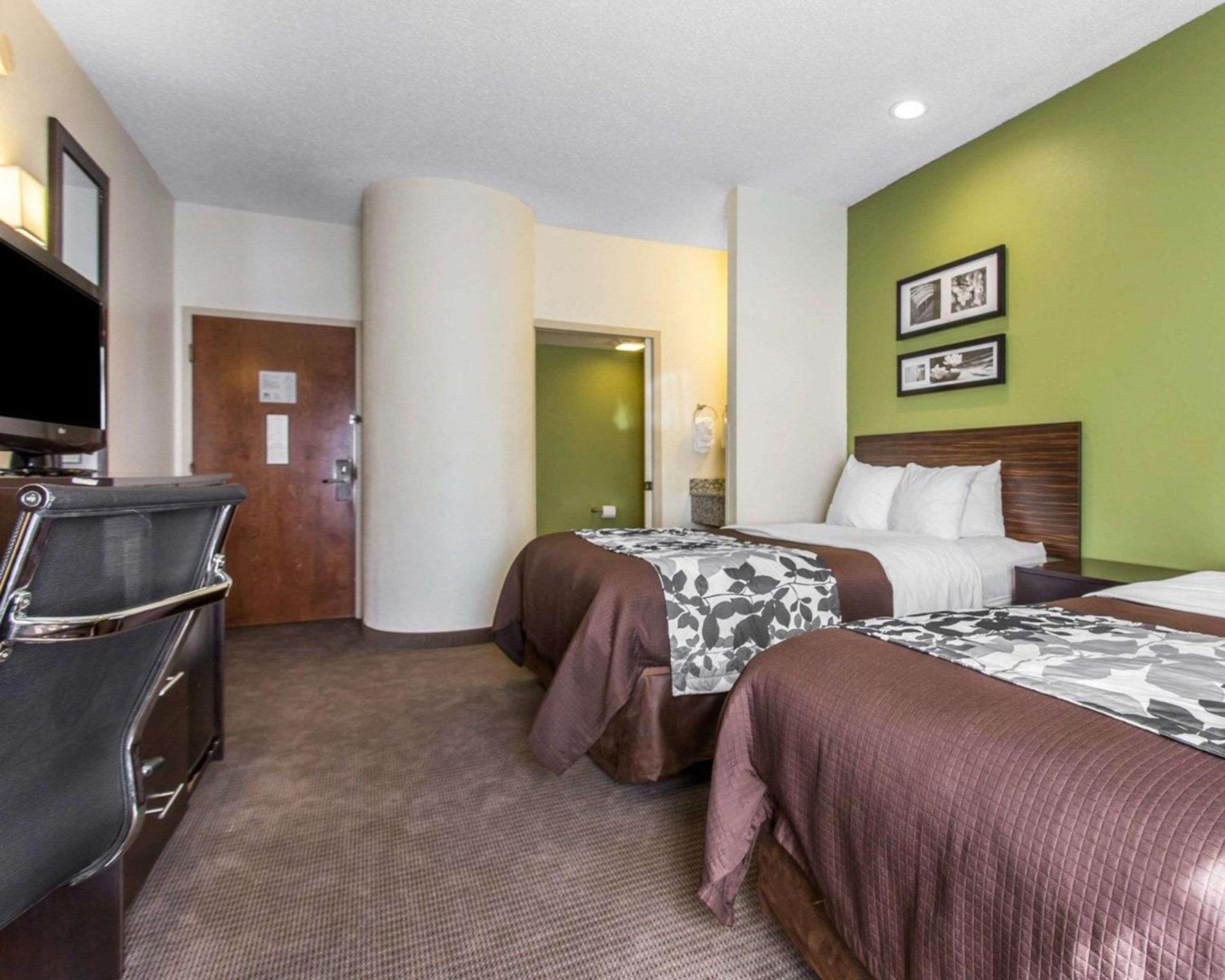 Queen Room with Two Queen Beds - Non-Smoking - Photo 5