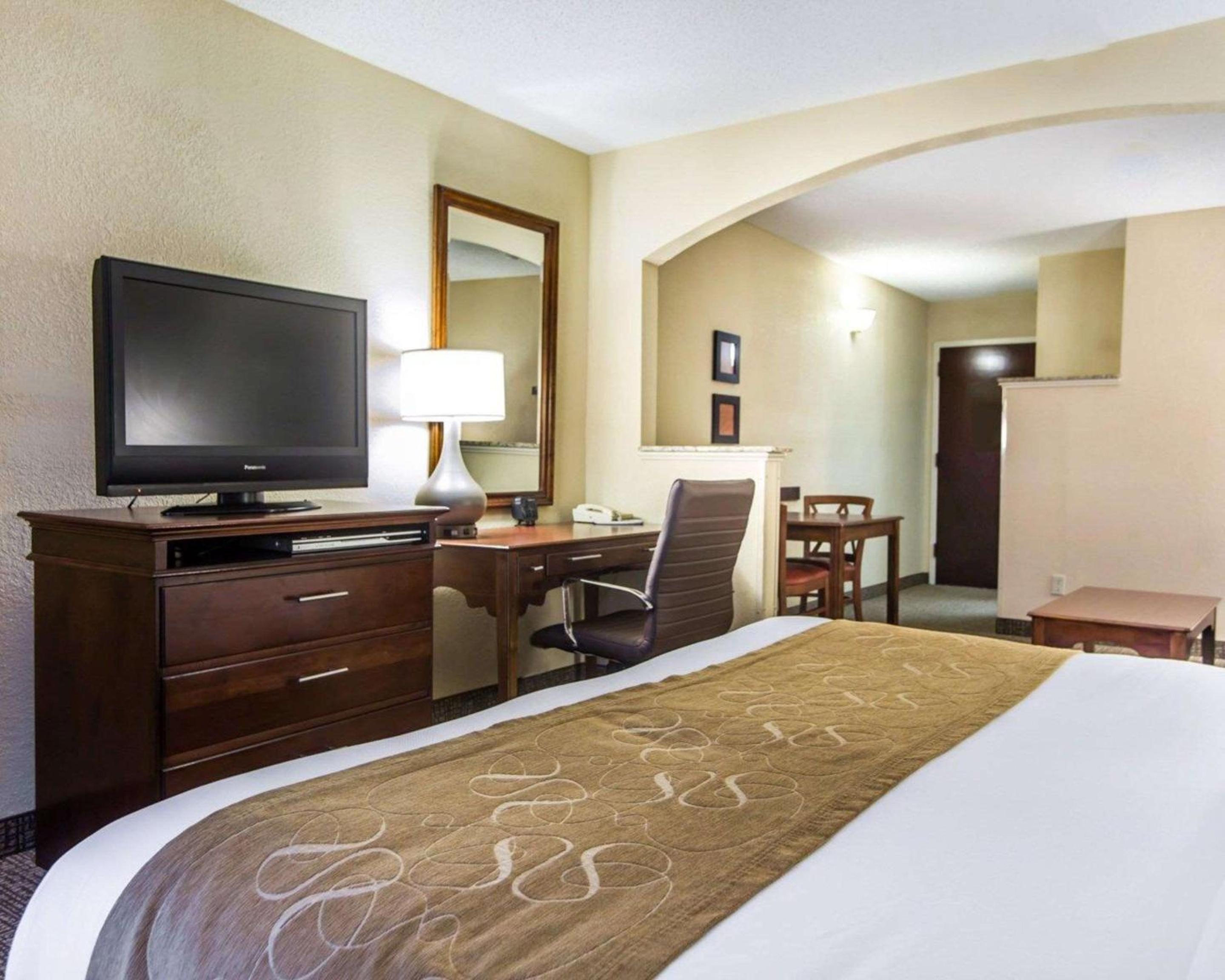 King Suite - Non-Smoking - Photo 3