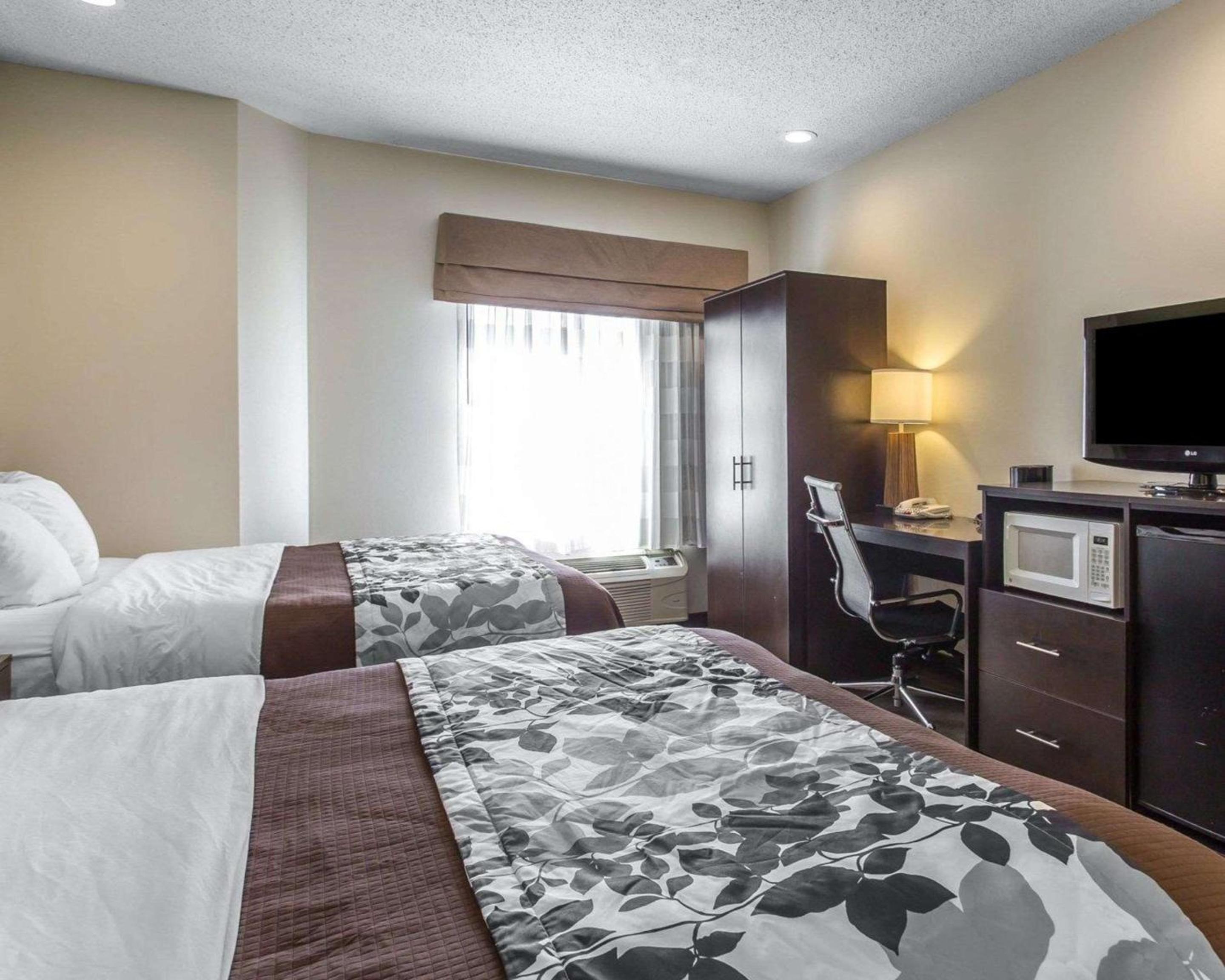 Queen Room with Two Queen Beds - Non-Smoking - Photo 2