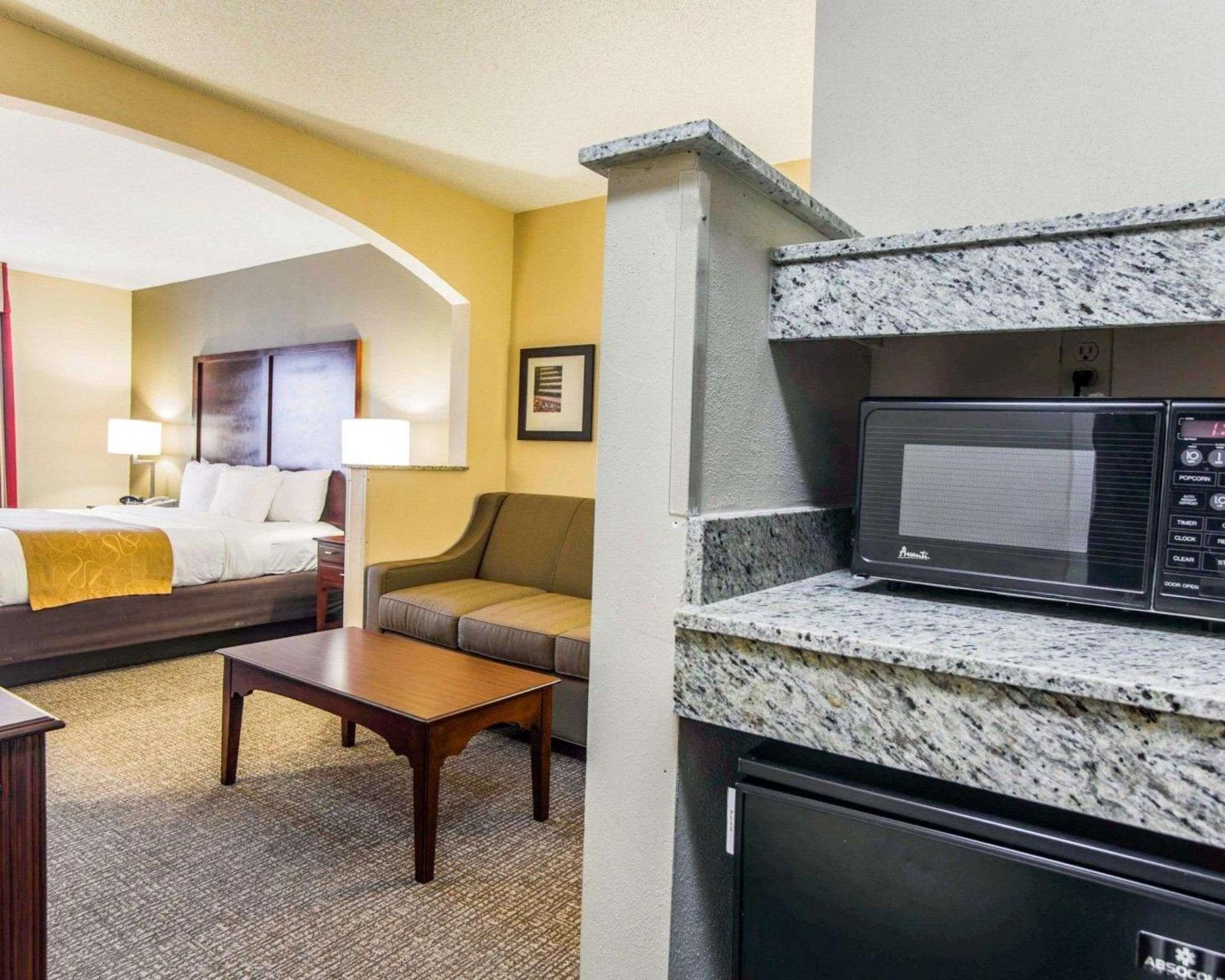 King Suite - Non-Smoking - Photo 4