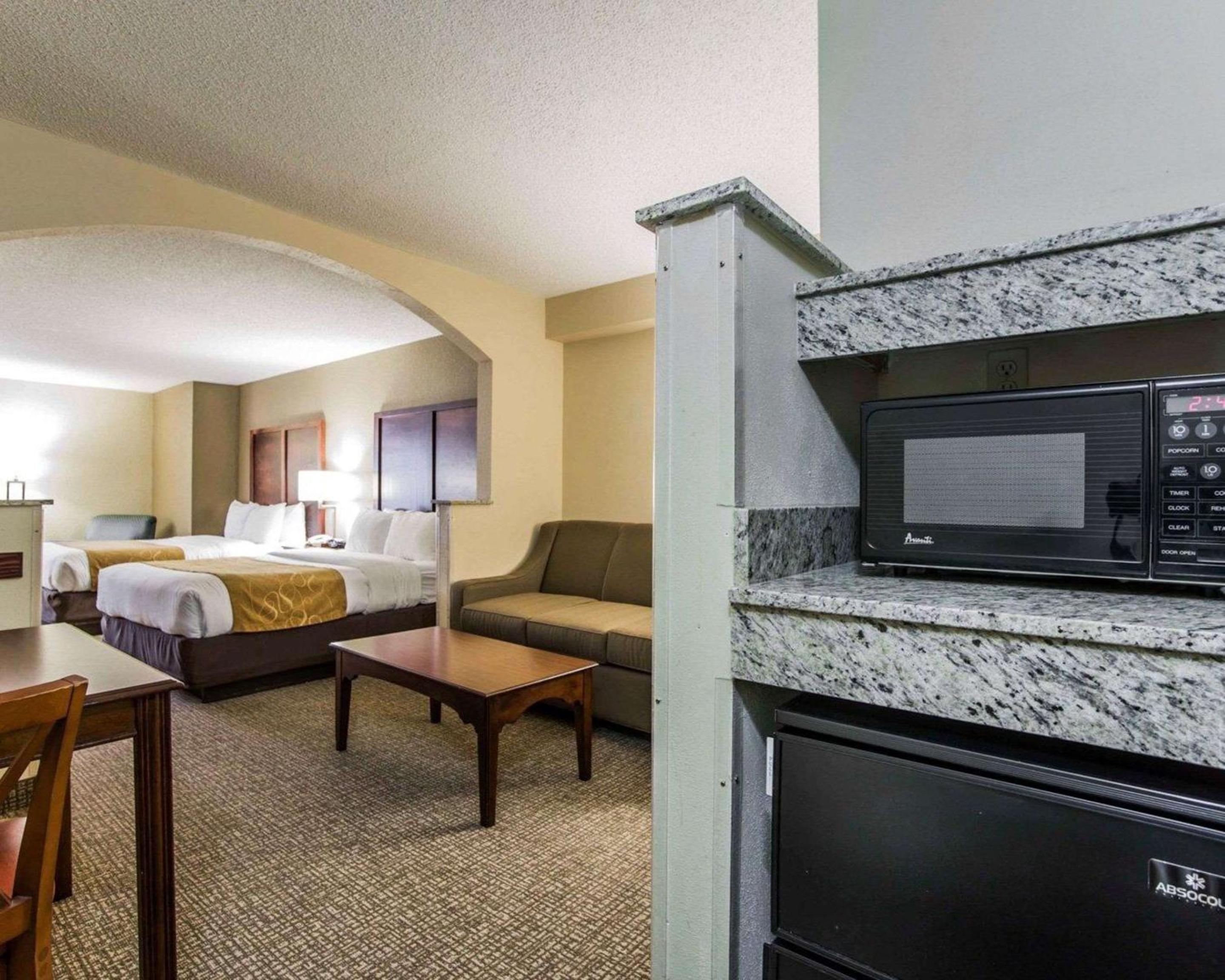 Queen Suite with Two Queen Beds - Non-Smoking - Photo 2