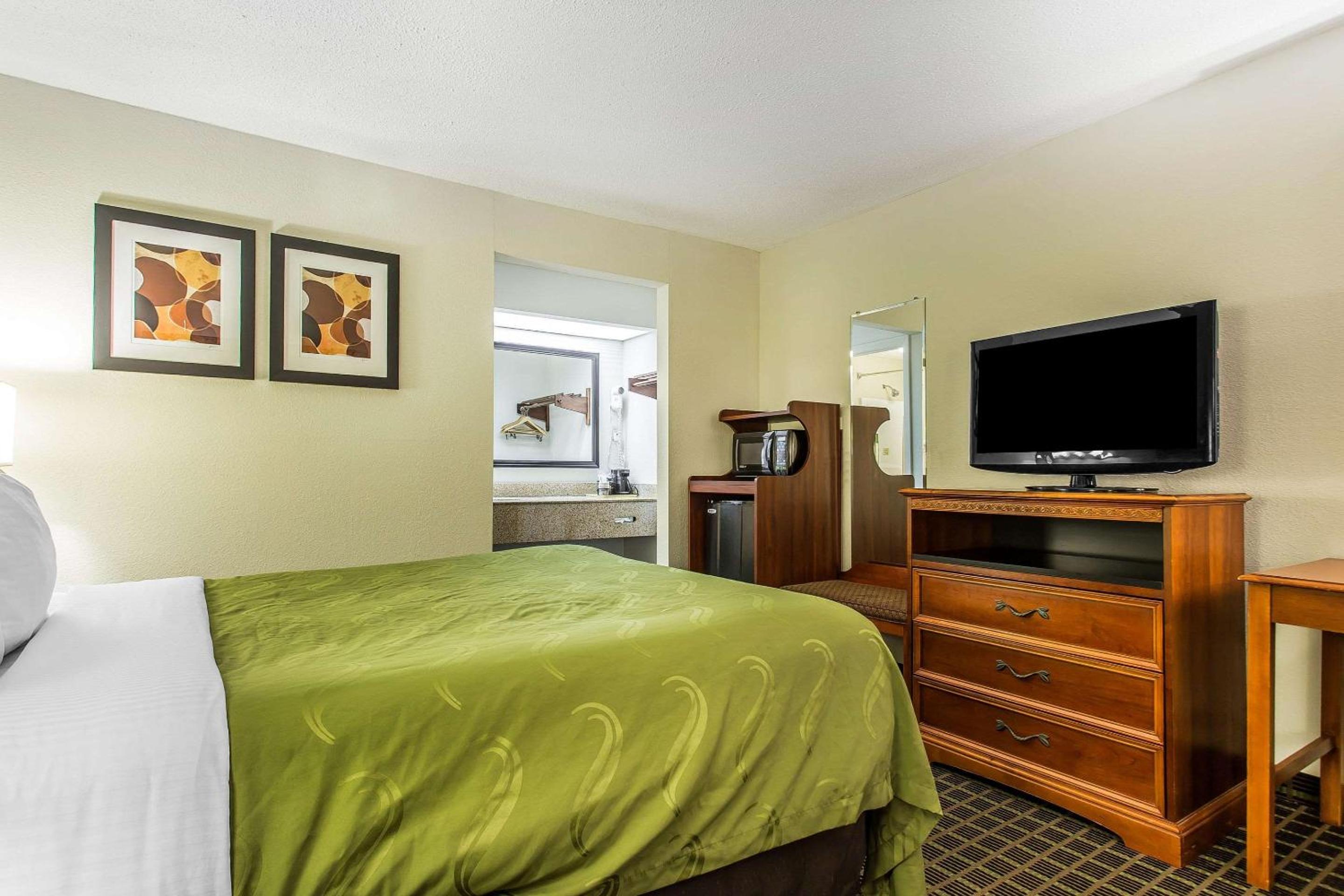 Queen Room - Non-Smoking - Photo 3