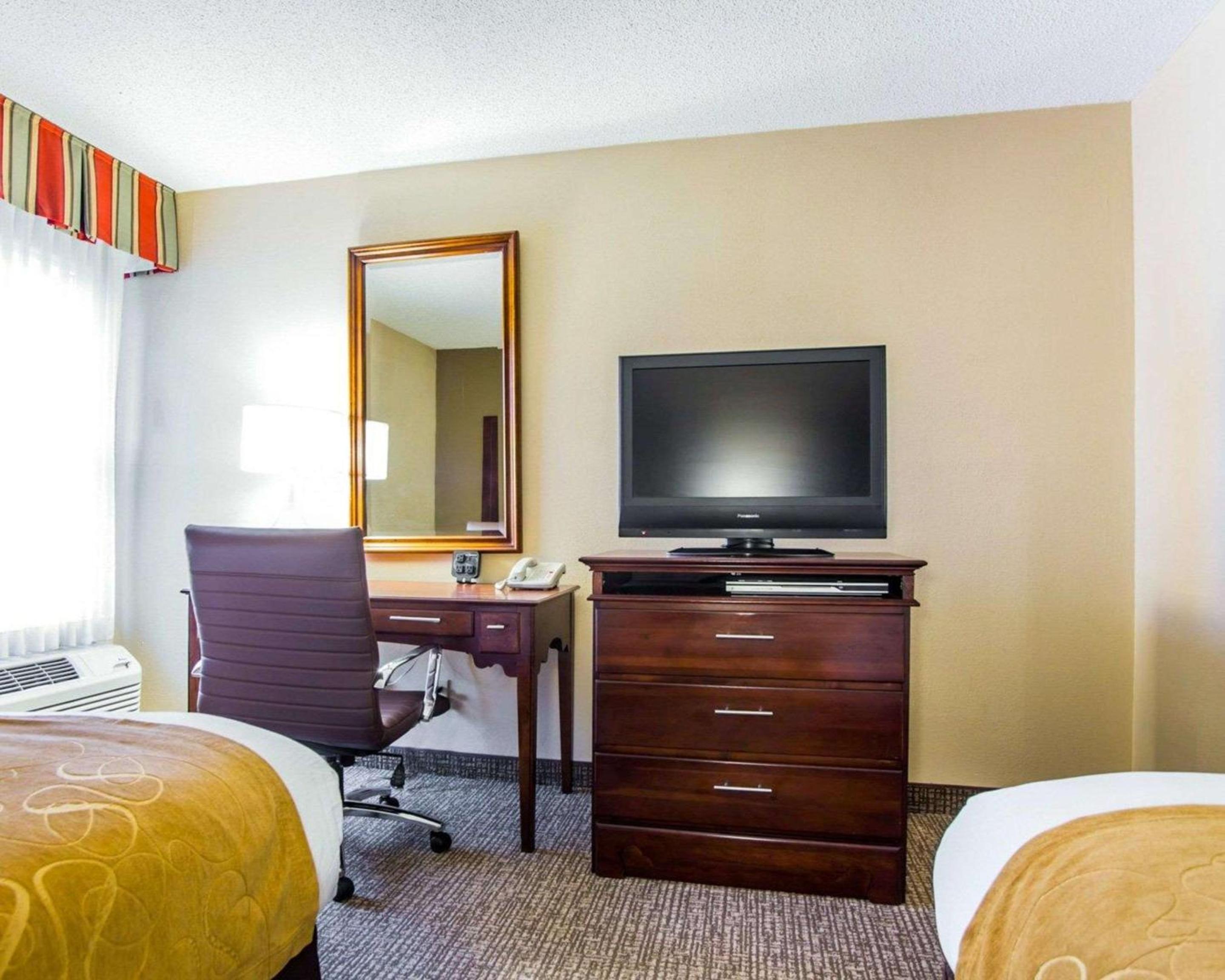 Queen Suite with Two Queen Beds - Non-Smoking - Photo 6