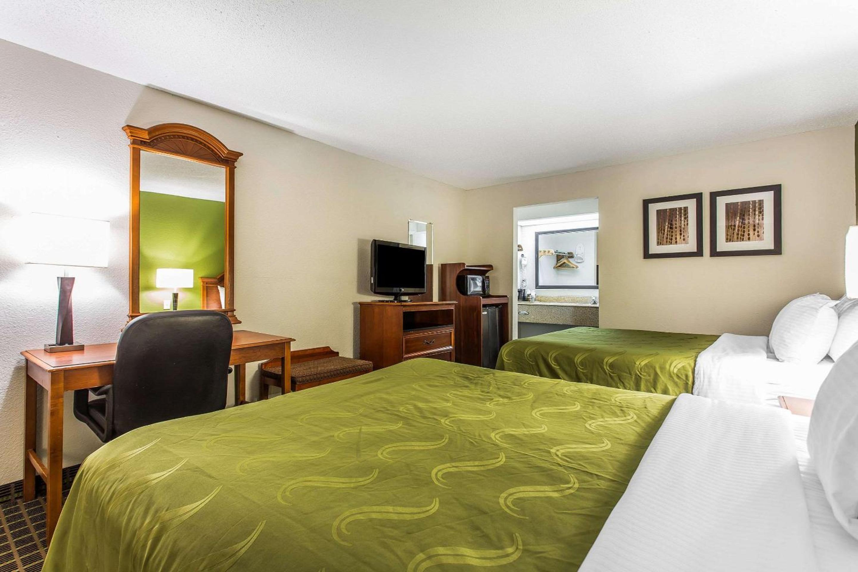 Queen Room with Two Queen Beds - Non-Smoking - Photo 2