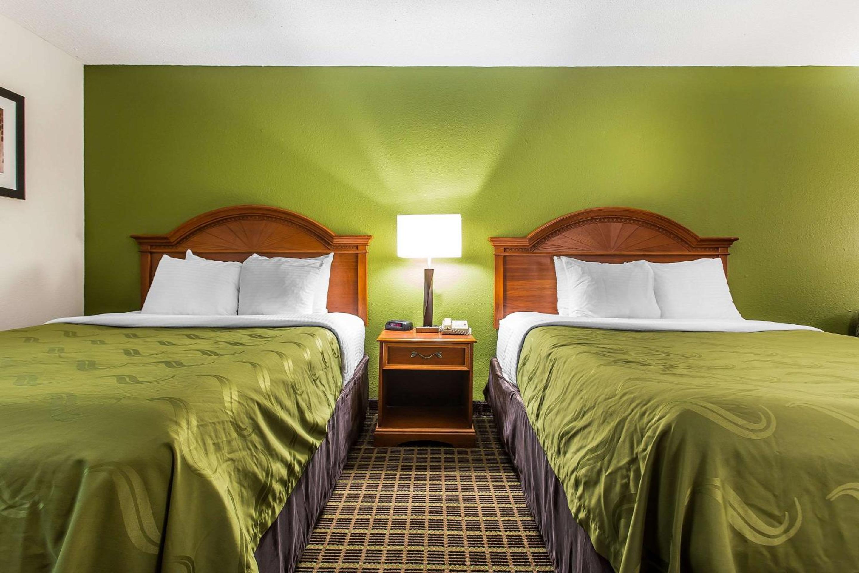 Queen Room with Two Queen Beds - Non-Smoking - Photo 3