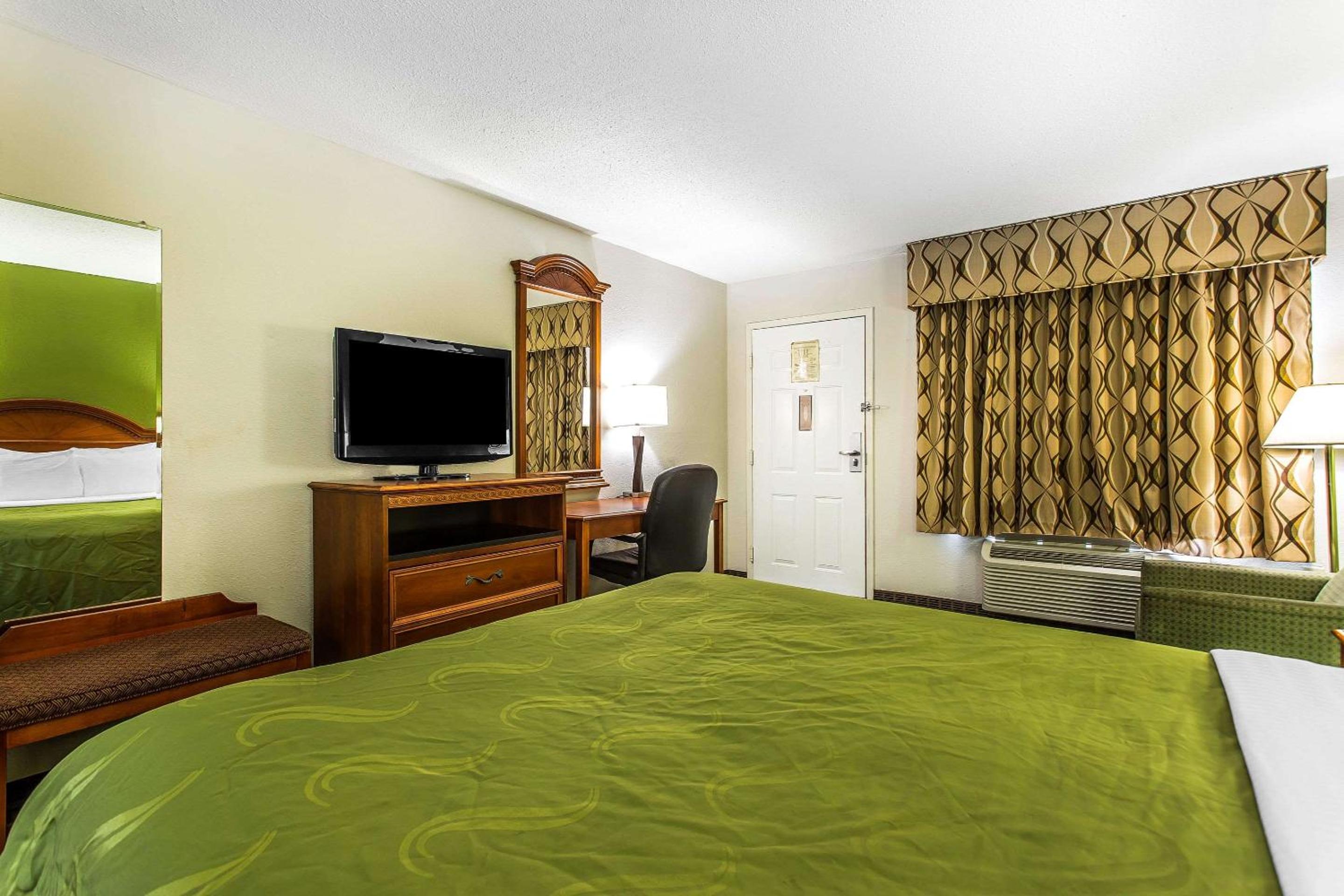 Queen Room - Non-Smoking - Photo 4