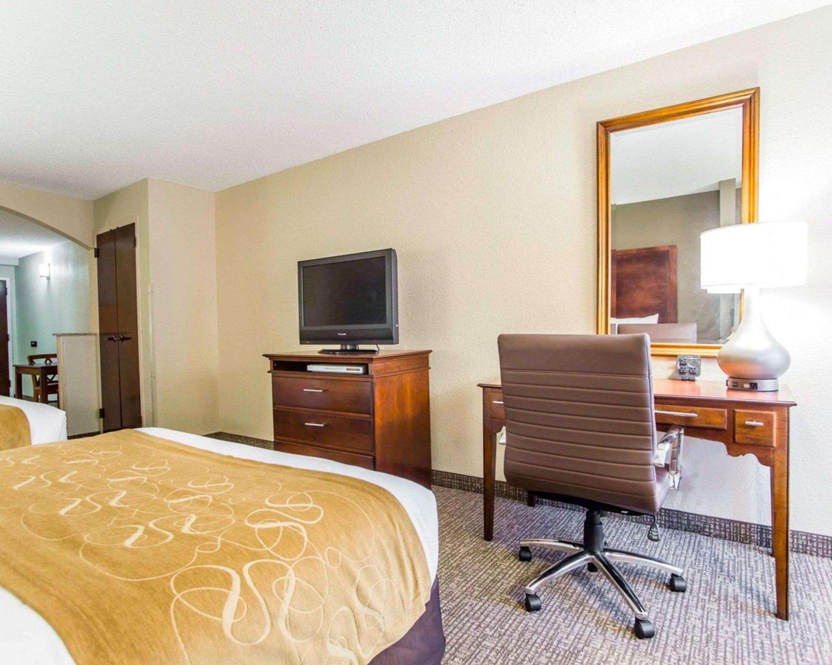 Queen Suite with Two Queen Beds - Non-Smoking - Photo 4