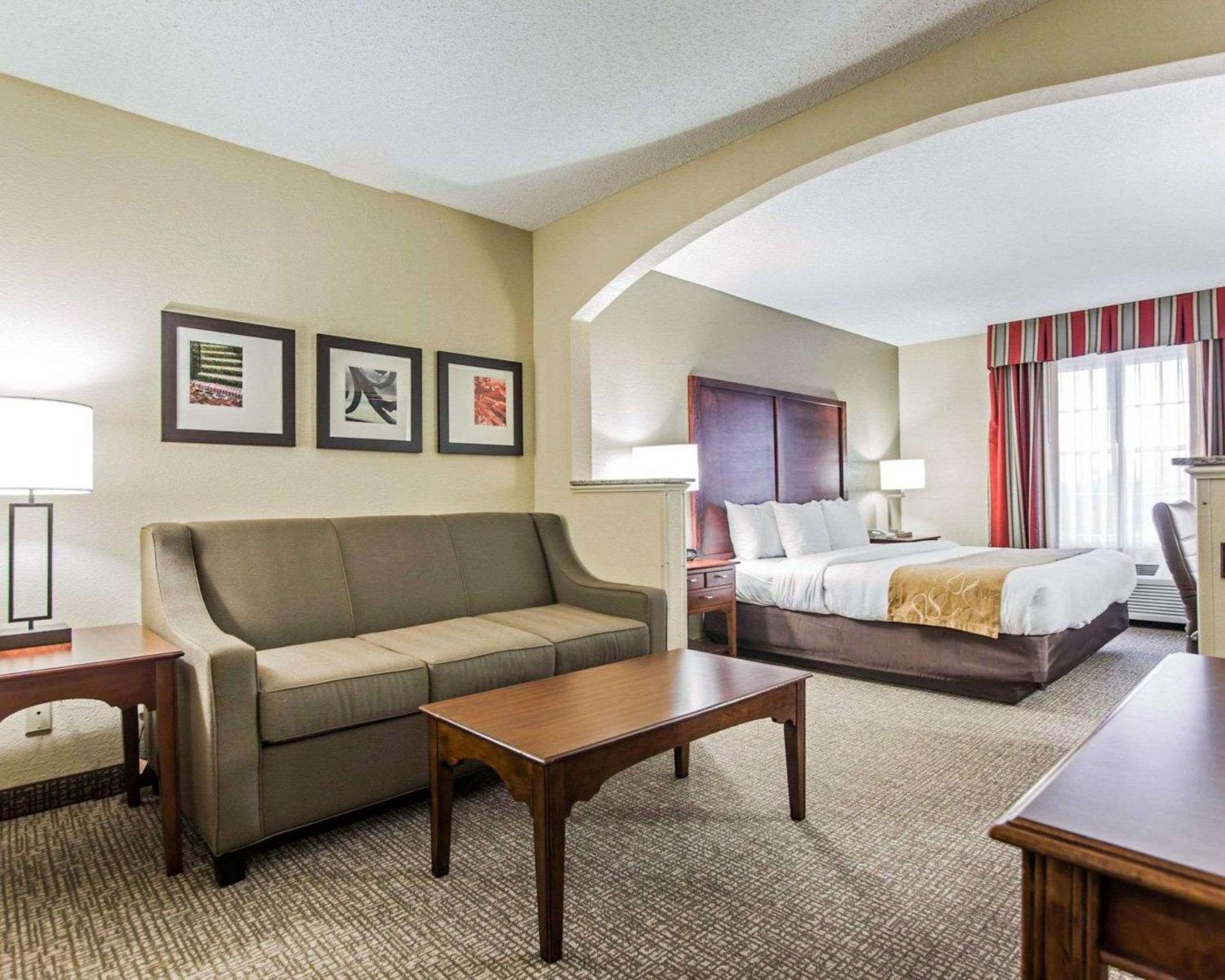 King Suite - Non-Smoking - Photo 6