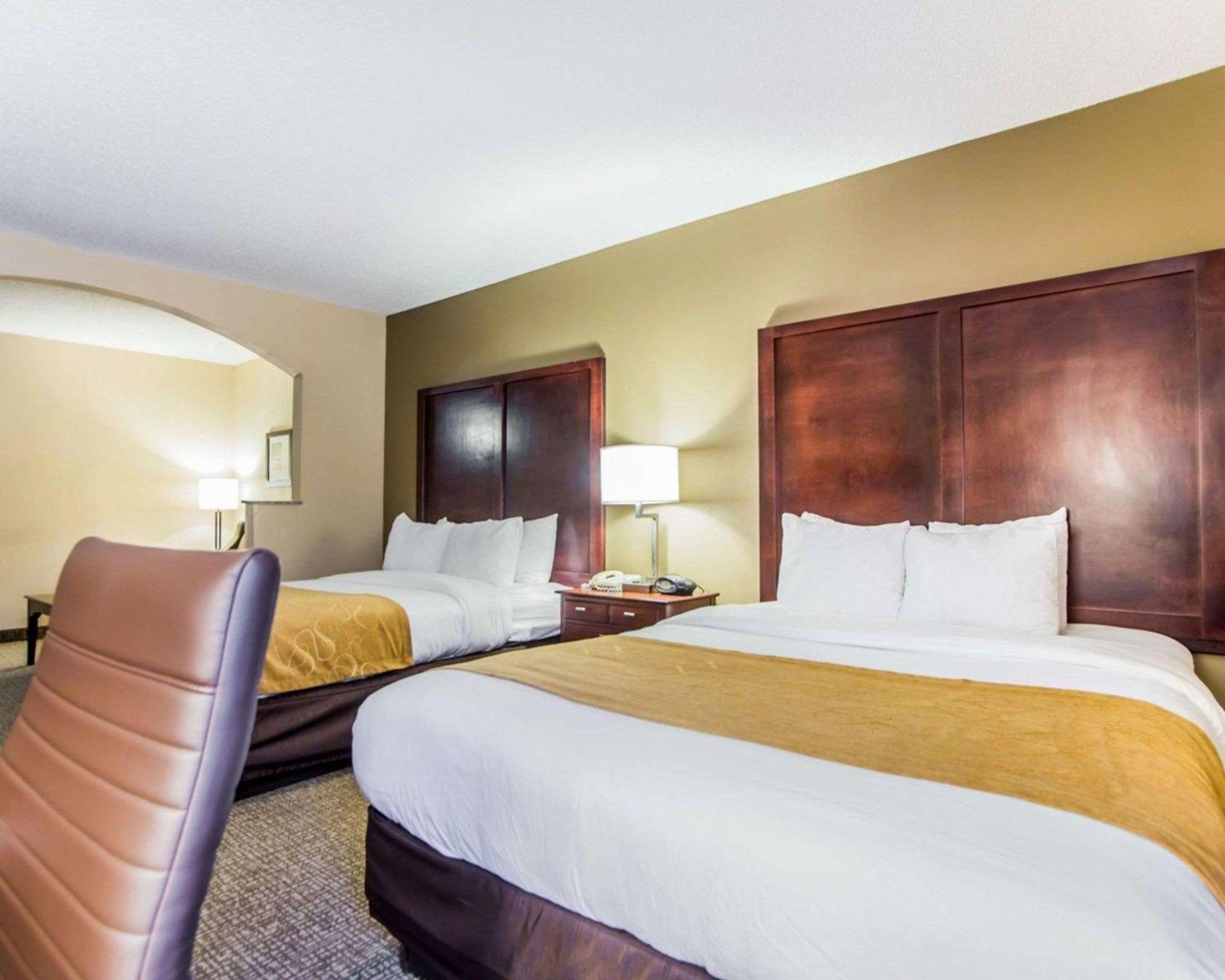 Queen Suite with Two Queen Beds - Non-Smoking - Photo 7